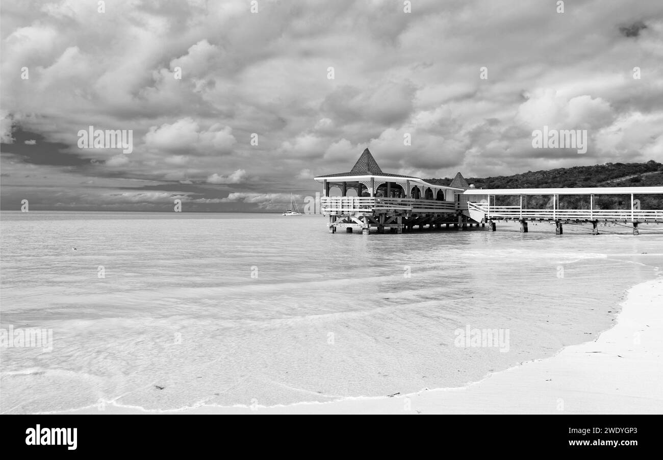 Wunderschöner Bungalow in der Insellagune. Überwasser-Bungalow im Insellagunenwasser. Stockfoto
