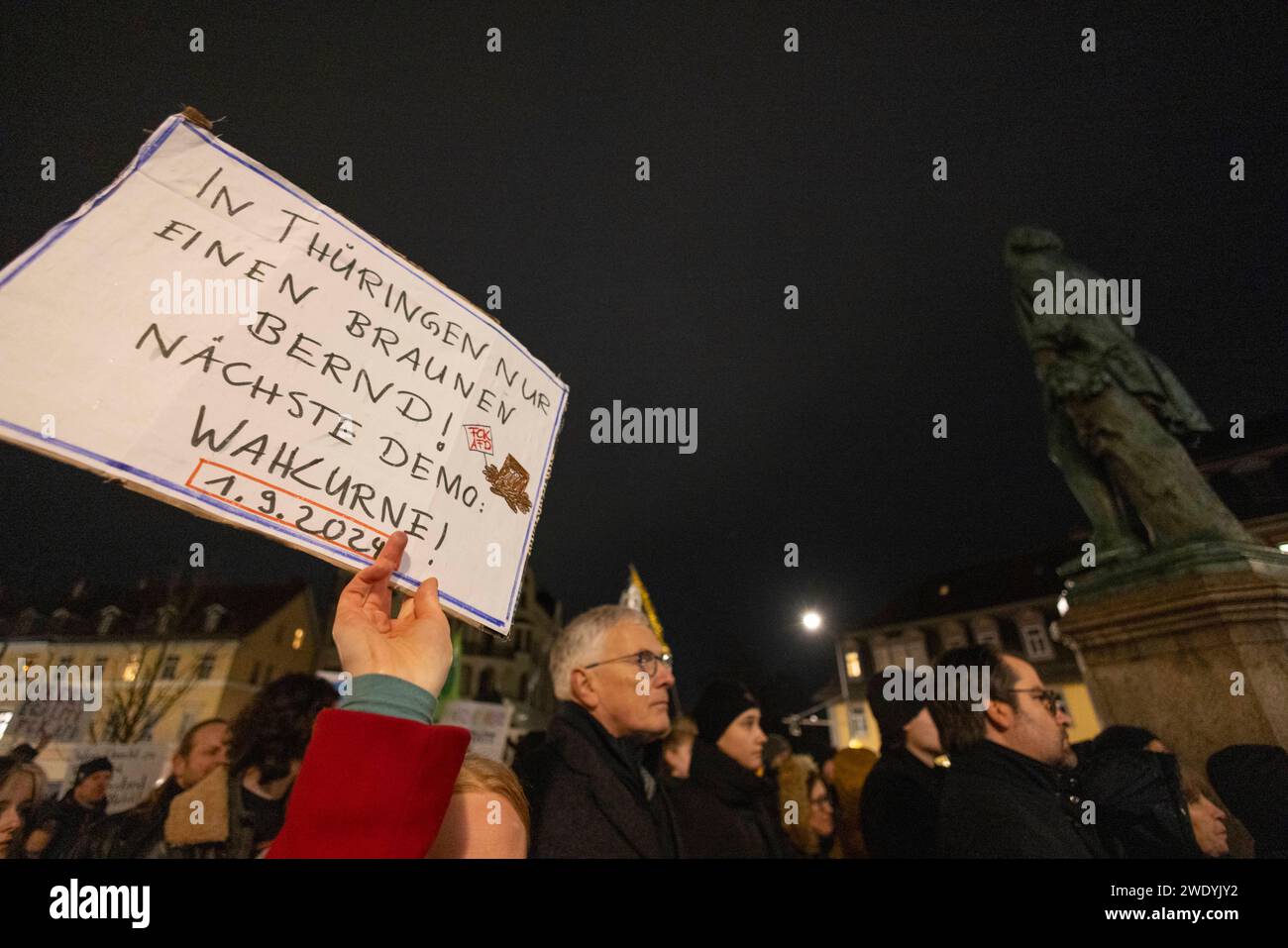 Demonstration Weimar 22012024 - in Weimar in Thüringen haben am Montagabend mehrere 100 Menschen gegen Rassismus und die Alternative für Deutschland demonstriert. Veranstalten wurde die Kundgebung, an der unter anderem Thüringens Ministerpraesident Bodo Ramelow Linke und der Direktor der Stiftung KZ Buchenwald Jens-Christian Wagner, teilnahmen von Studierenden der Bauhaus Universität Weimar. Weimar Wielandplatz Thüringen Deutschland *** Demonstration Weimar 22012024 in Weimar in Thüringen demonstrierten am Montag mehrere hundert Menschen gegen Rassismus und die Alternative für Deutschland AfD Stockfoto