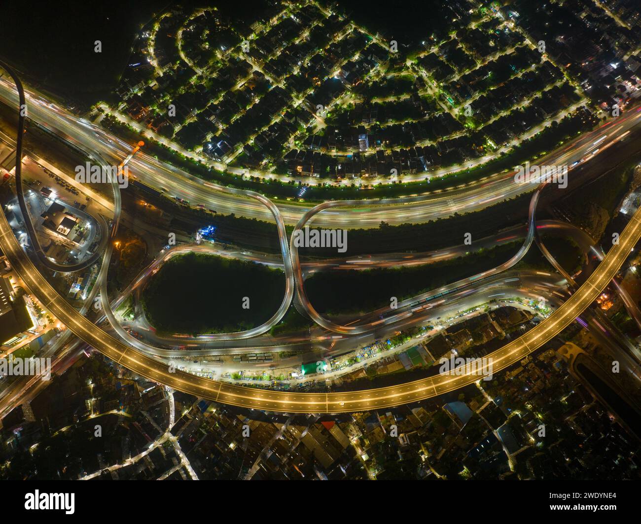 Blick aus der Vogelperspektive auf den Dhaka Elevated Expressway bei Nacht in Dhaka, Bangladesch. Stockfoto