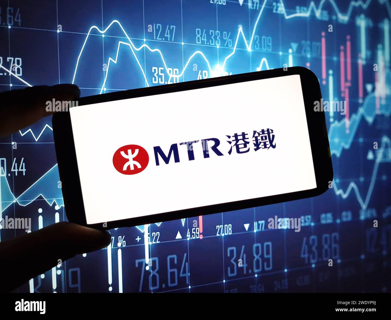 Konskie, Polen – 22. Januar 2024: Das Firmenlogo der MTR Corporation wird auf dem Bildschirm des Mobiltelefons angezeigt Stockfoto