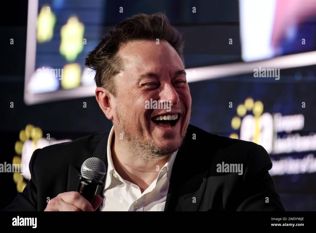 Der US-amerikanische Milliardär Elon Musk spricht während eines Gesprächs mit Ben Shapiro, einem jüdischen politischen Journalisten und Fernsehsender über Antisemitismus online während des Symposiums der European Jewish Association (EJA) im Konferenzzentrum des Doubletree Hilton Hotels in Krakau, Polen am 22. Januar 2024. Elon Musk besuchte Polen auf Einladung der EJA, um seine Unterstützung für den Kampf der Juden gegen den Antisemitismus zu zeigen. Elon Musk wurde des Antisemitismus beschuldigt, nachdem einige antisemitische Beiträge auf X-Plattform veröffentlicht wurden. Stockfoto