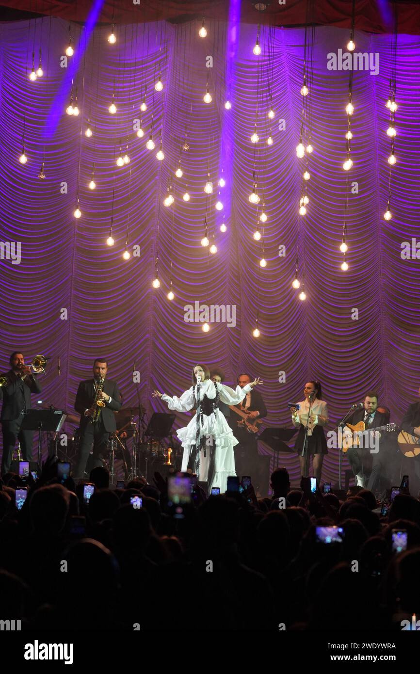 ISTANBUL, TURKIYE - 12. MAI 2023: Türkischer Sänger Zeynep Bastik Konzert in Istanbul Stockfoto