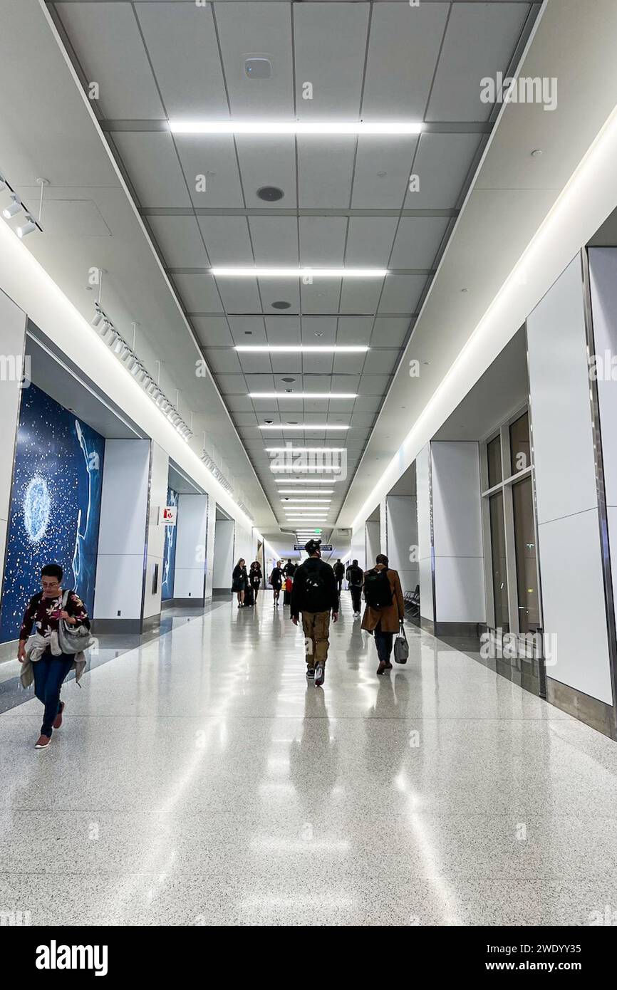 Los Angeles, Usa. November 2023. Passagiere laufen am 28. November 2023 entlang einer Halle zwischen Terminal 2 und Terminal B am Los Angeles International Airport (LAX). (Foto: Samuel Rigelhaupt/SIPA USA) Credit: SIPA USA/Alamy Live News Stockfoto