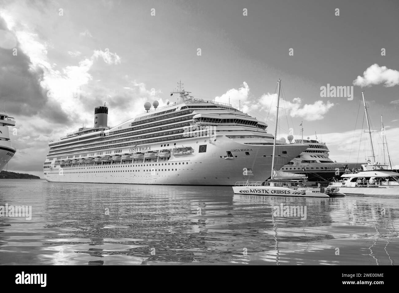 St. Johns, Antigua und Barbuda - 05. März 2016: kreuzfahrtschiff costa Magica, Seitenansicht Stockfoto