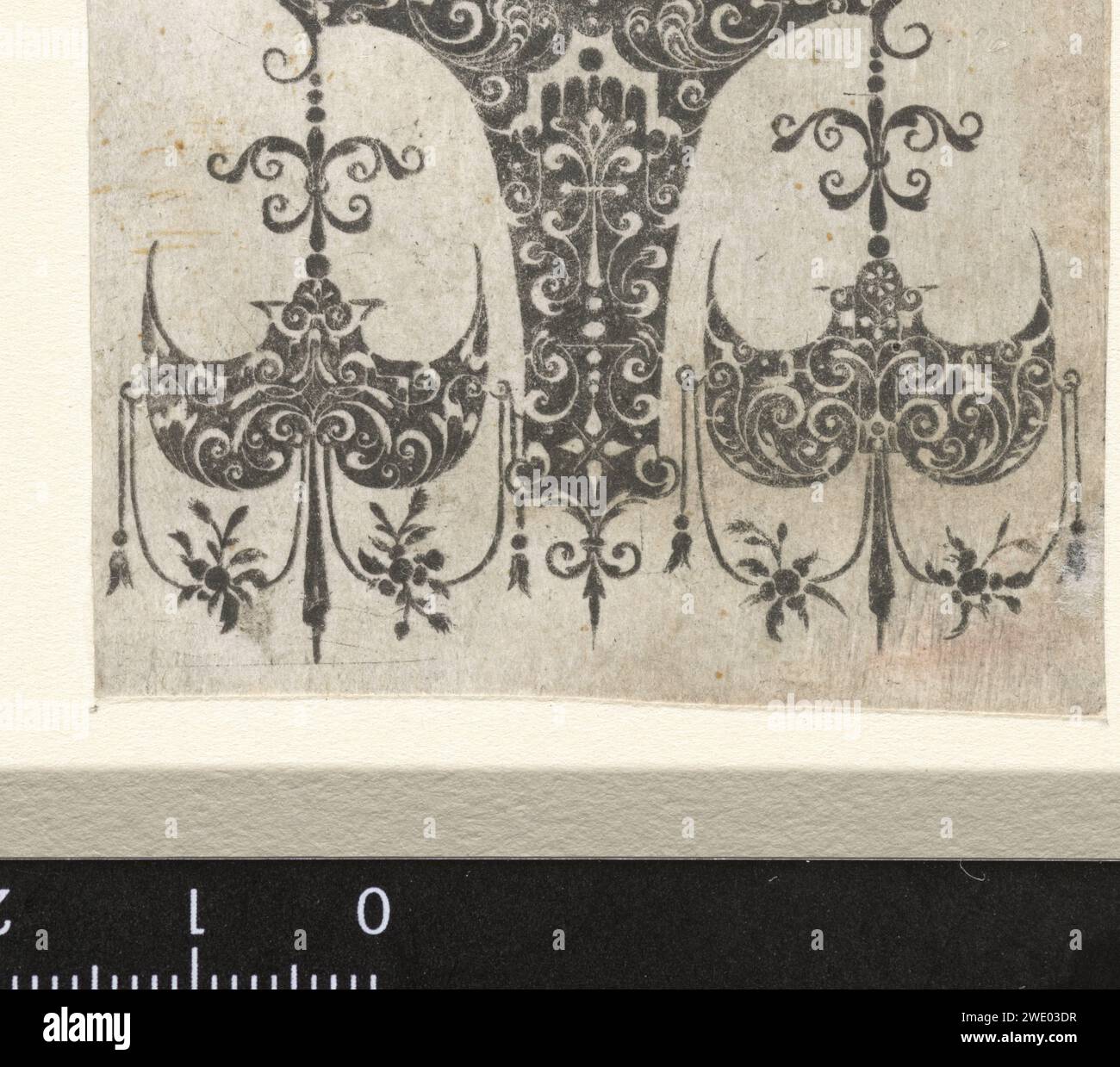 Dreieckiges Ornament, anonym, nach Monogramist ndb, nach Hans de Bull, 1500–1600 Druck es gibt zwei kleinere Ornamente auf den oberen beiden Punkten, die mit Girlanden verziert sind. Eines von vier Blättern mit kleinen Ornamenten, verziert mit Arabesken und geometrischen Motiven. Die Dekoration ist weiß auf schwarzem Schaft. Niederlande (möglicherweise) Papierätzung Stockfoto