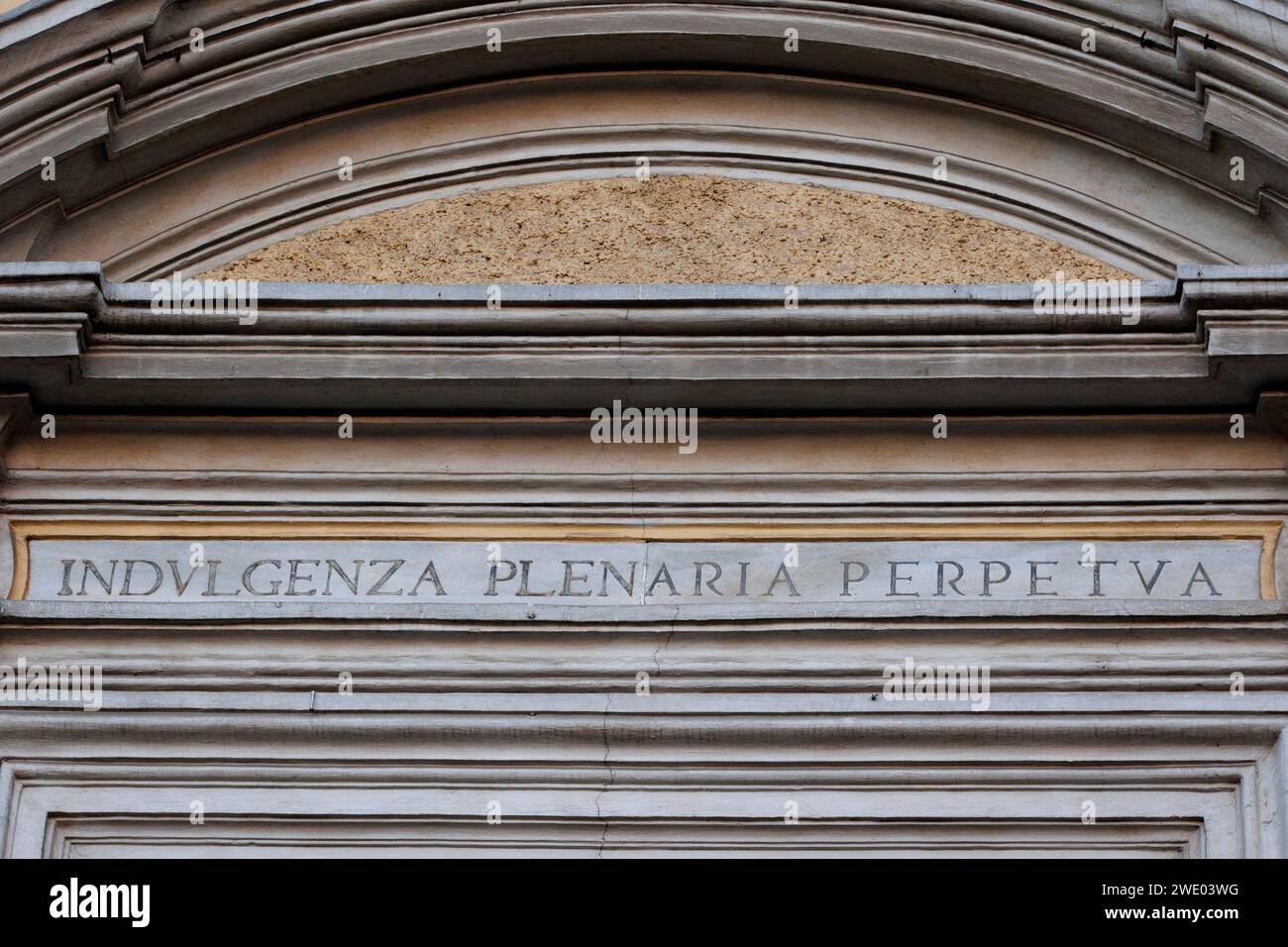 Inschrift des ewigen Vollversammlungsnachlasses in Santa Maria delle Fornaci, Rom. Stockfoto