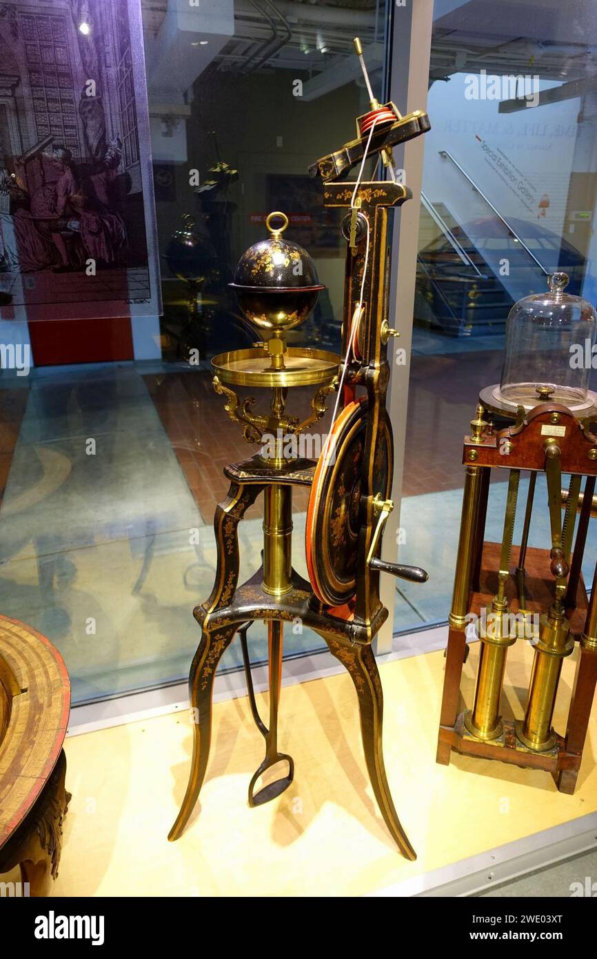 Luftpumpe mit Schwungrad zum Drehen und Reiben von Objekten im Vakuum, von Abbe Jean-Antoine Nollet, Paris, um 1746, dargestellt mit Magdeburger Hemisphären Stockfoto