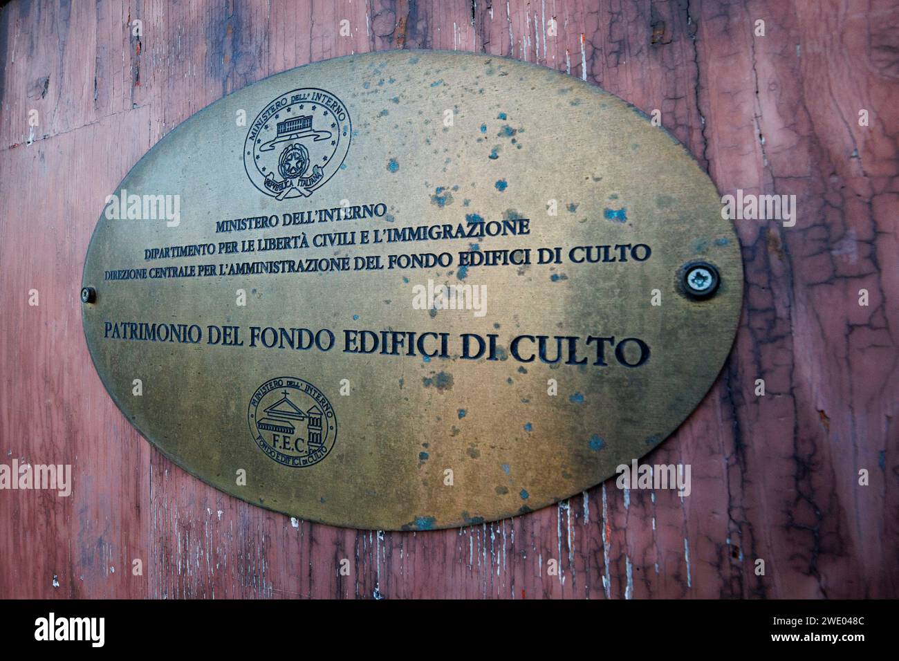 Tafel des italienischen Innenministeriums für das kulturelle Erbe in Santa Maria delle Fornaci, Rom. Stockfoto