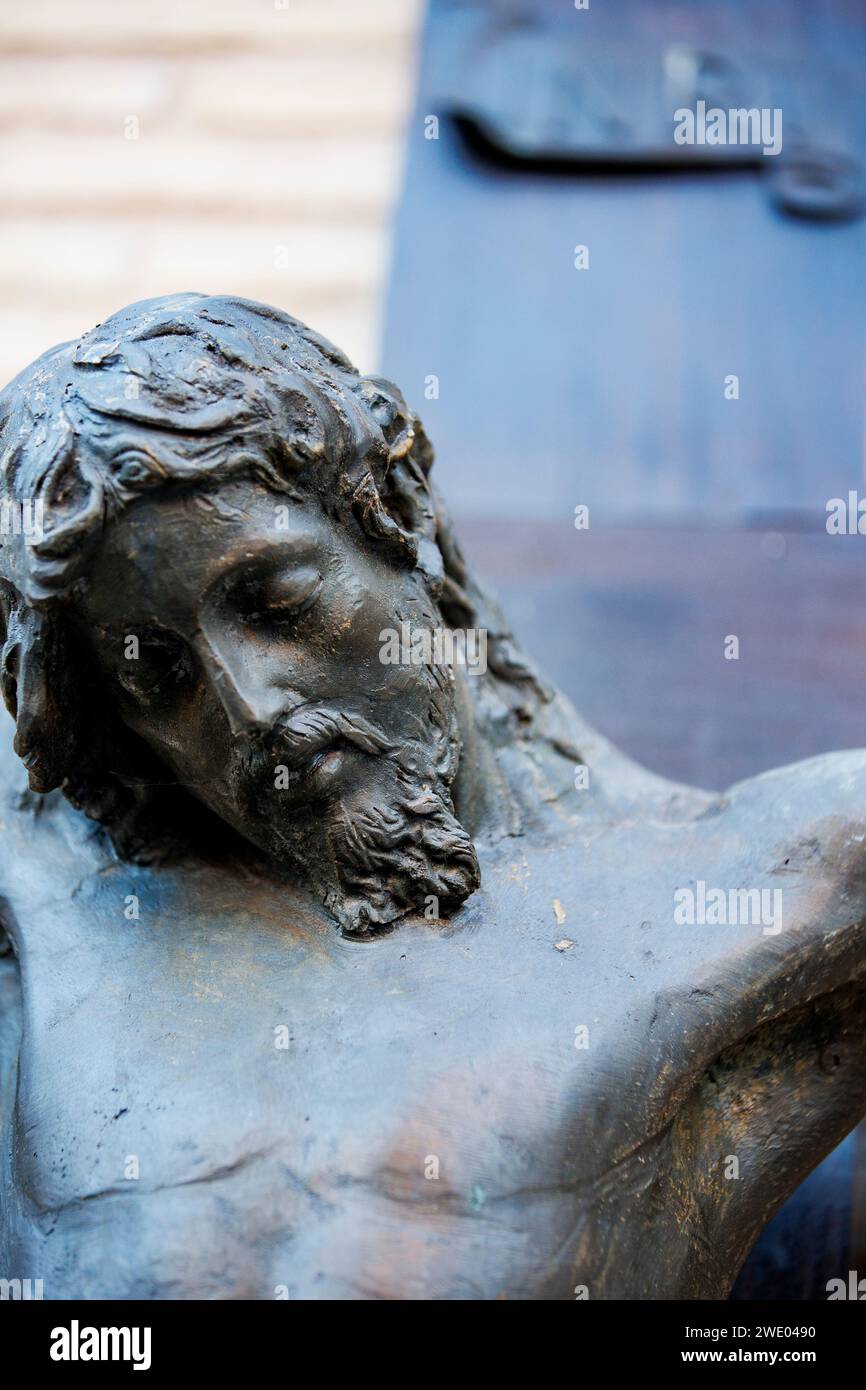 Ausdrucksstarkes Bronzekreuzifix Detail in Santa Maria delle Grazie alle Fornaci, Rom, das spirituelle Ruhe einfängt Stockfoto