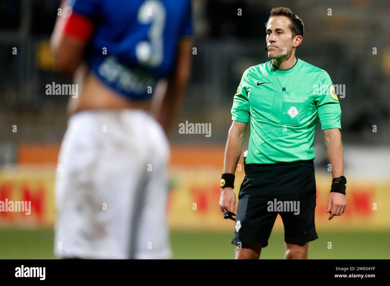 Kerkrade, Niederlande. Januar 2024. KERKRADE, NIEDERLANDE - 22. JANUAR: Schiedsrichter Martin P?rez sieht beim Spiel zwischen dem FC Eindhoven im Parkstad Limburg Stadion am 22. Januar 2024 in Kerkrade, Niederlande. (Foto von Orange Pictures) Credit: dpa/Alamy Live News Stockfoto