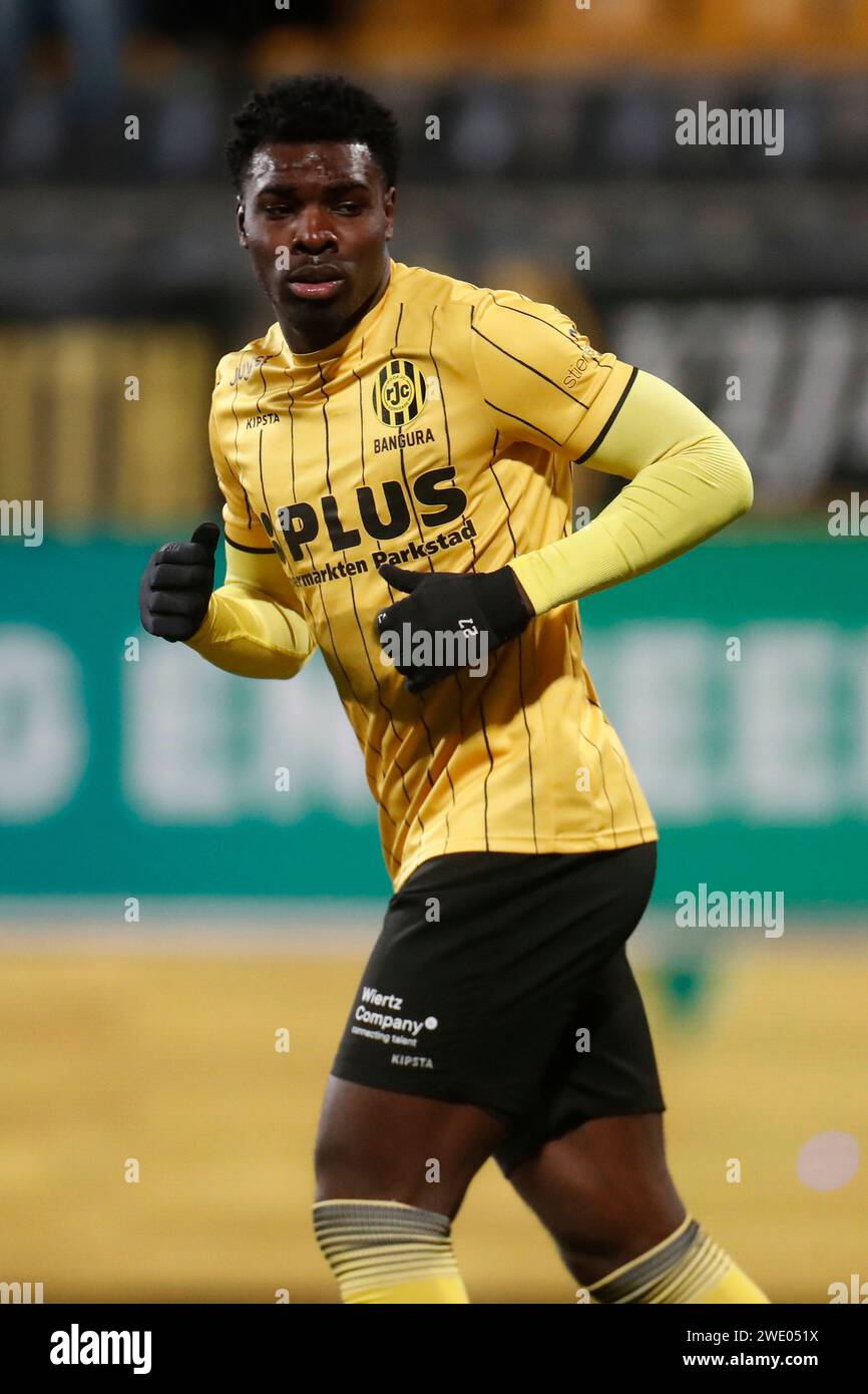 Kerkrade, Niederlande. Januar 2024. KERKRADE, NIEDERLANDE - 22. JANUAR: Saydou Bangura von Roda JC sieht sich während des Spiels zwischen dem FC Eindhoven im Parkstad Limburg Stadion am 22. Januar 2024 in Kerkrade, Niederlande, an. (Foto von Orange Pictures) Credit: dpa/Alamy Live News Stockfoto