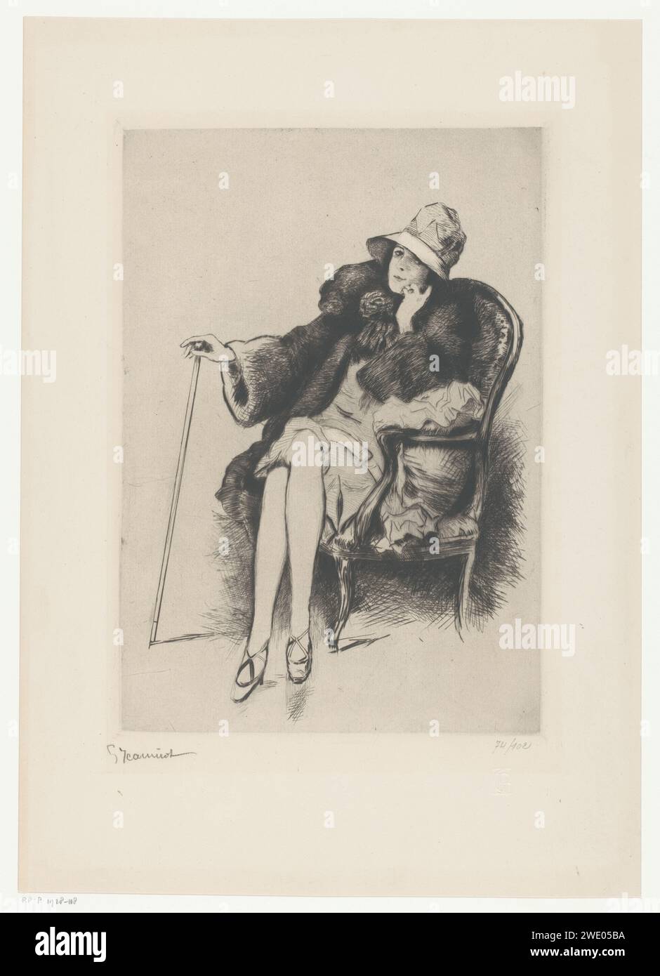 Frau mit Hut in einem Sessel, Pierre Georges Jeanniot, 1920 - 1928 Druck Junge Dame, sitzend im Sessel, die linke Hand unter den Verwandten, die rechte Hand lehnt sich auf einen Gehstock mit einem Knopf. Sie trägt einen Pelzmantel und ein kurzes Kleid mit niedriger Taille, Schuhe mit Absatzschuhen und überkreuzten Riemen an ihren Füßen. Topfmütze mit breiter Kante. Kleidung 1920-1930. Frankreich Papier Trockenspitze / Ätzen / Gravur Kleidung, Kostüm (+ Damenkleidung). Erwachsene Frau. Sitzende Figur - AA - weibliche menschliche Figur. Gehstock, Personal Stockfoto