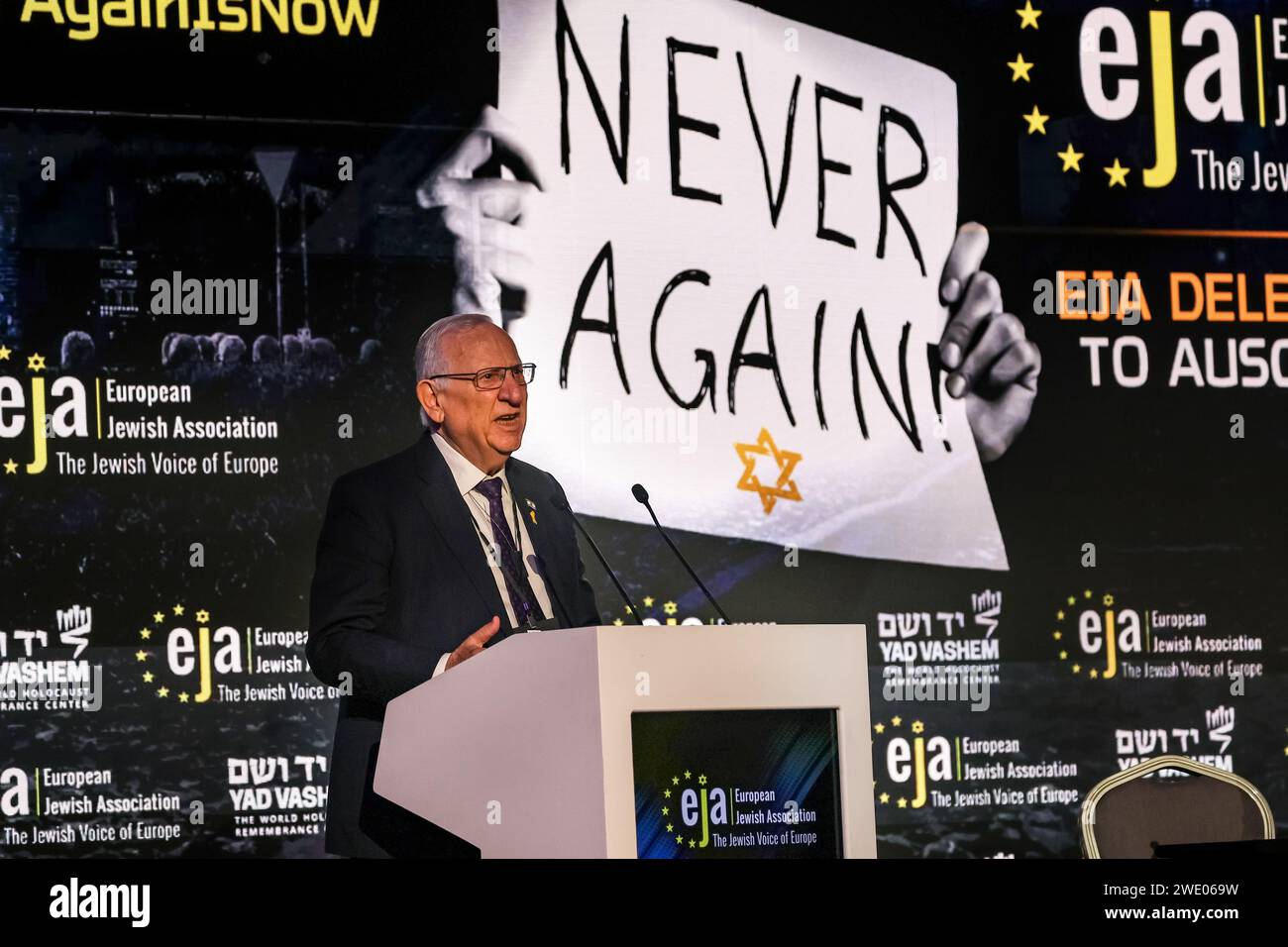 Reuven Rivlin, 10. Präsident des Staates Israel, spricht während des Symposiums der European Jewish Association - The Jewish Voice of Europe am 22. Januar 2024 in der Konferenzhalle im Doubletree Hilton Hotel in Krakau, Polen. Auf dem Treffen wird über den verstärkten Antisemitismus in Europa nach dem brutalen Angriff vom 7. Oktober 2023 und dem israelischen Krieg im Gazastreifen diskutiert. Stockfoto