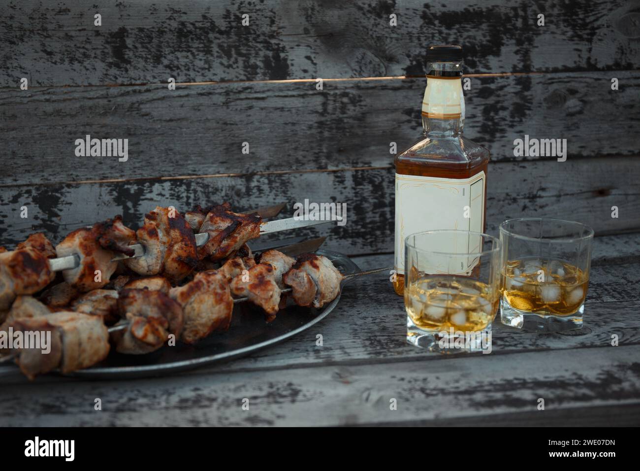 Whiskey mit Grill, gebratenes Schweinefleisch im Freien Stockfoto