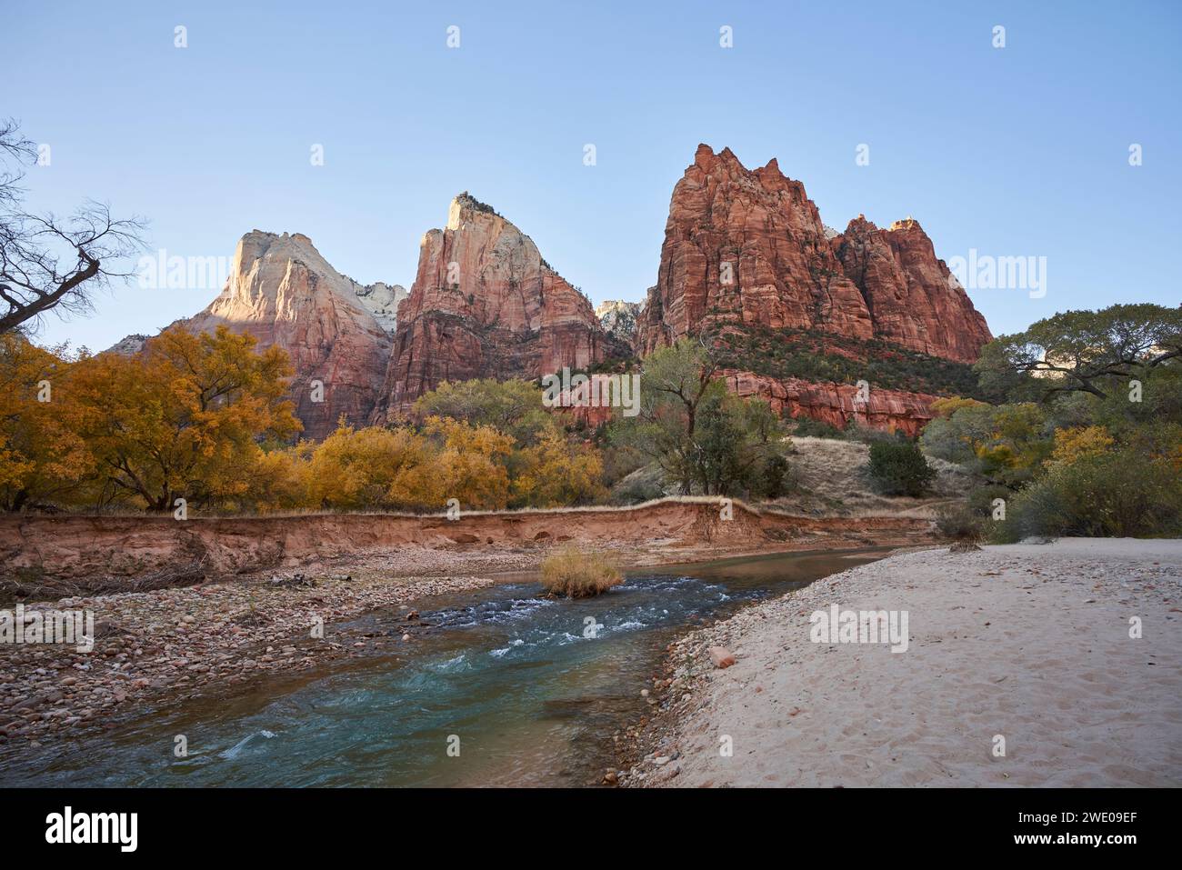 Der jungfräuliche Fluss fließt durch den Hof der Patriarchen. Die drei Berggipfel ragen über die Flüsse. Farbe ist überall, im Fels, im Th Stockfoto