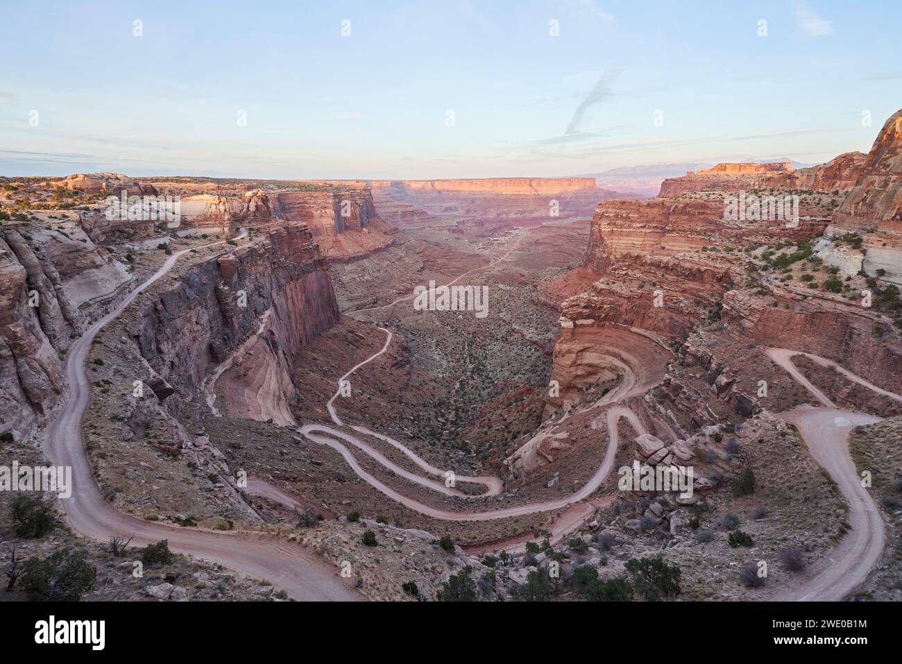 Die schnurrende Straße führt hinunter in den Canyon und folgt mehreren Kurven und Serpentinen. Nicht für Höhenangst, diese Straße ist ein bisschen gefährlich, und Stockfoto