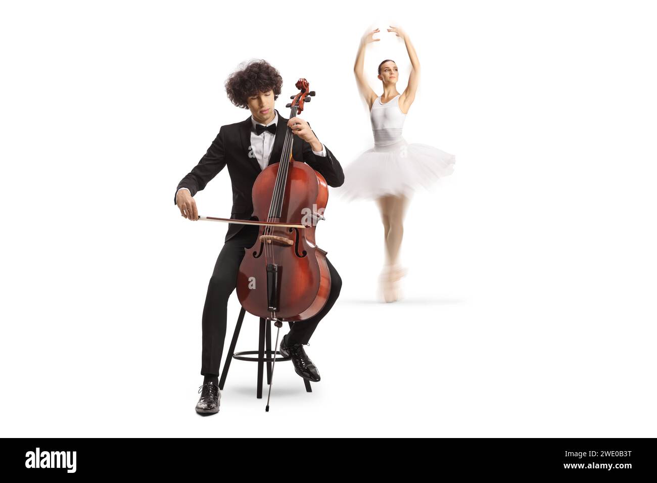 Junger männlicher Cellist, der auf einem Stuhl sitzt und eine Balletttänzerin spielt isoliert auf weißem Hintergrund Stockfoto