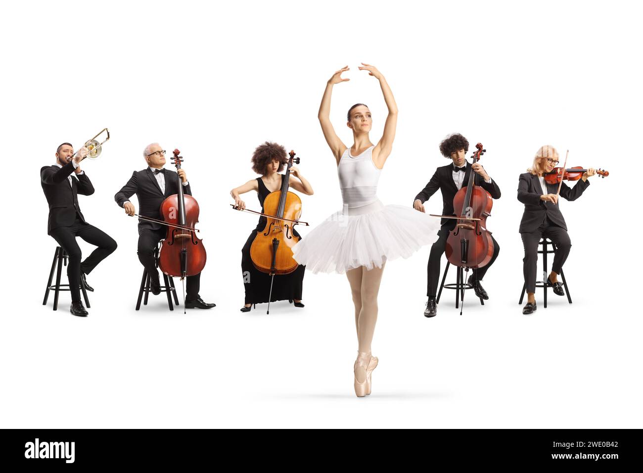 Ballerina tanzt und Orchester spielt klassische Musik isoliert auf weißem Hintergrund Stockfoto