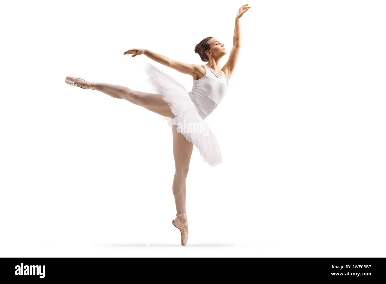 Aufnahme einer Ballerina in voller Länge, die mit einem Bein nach oben tanzt, isoliert auf weißem Hintergrund Stockfoto