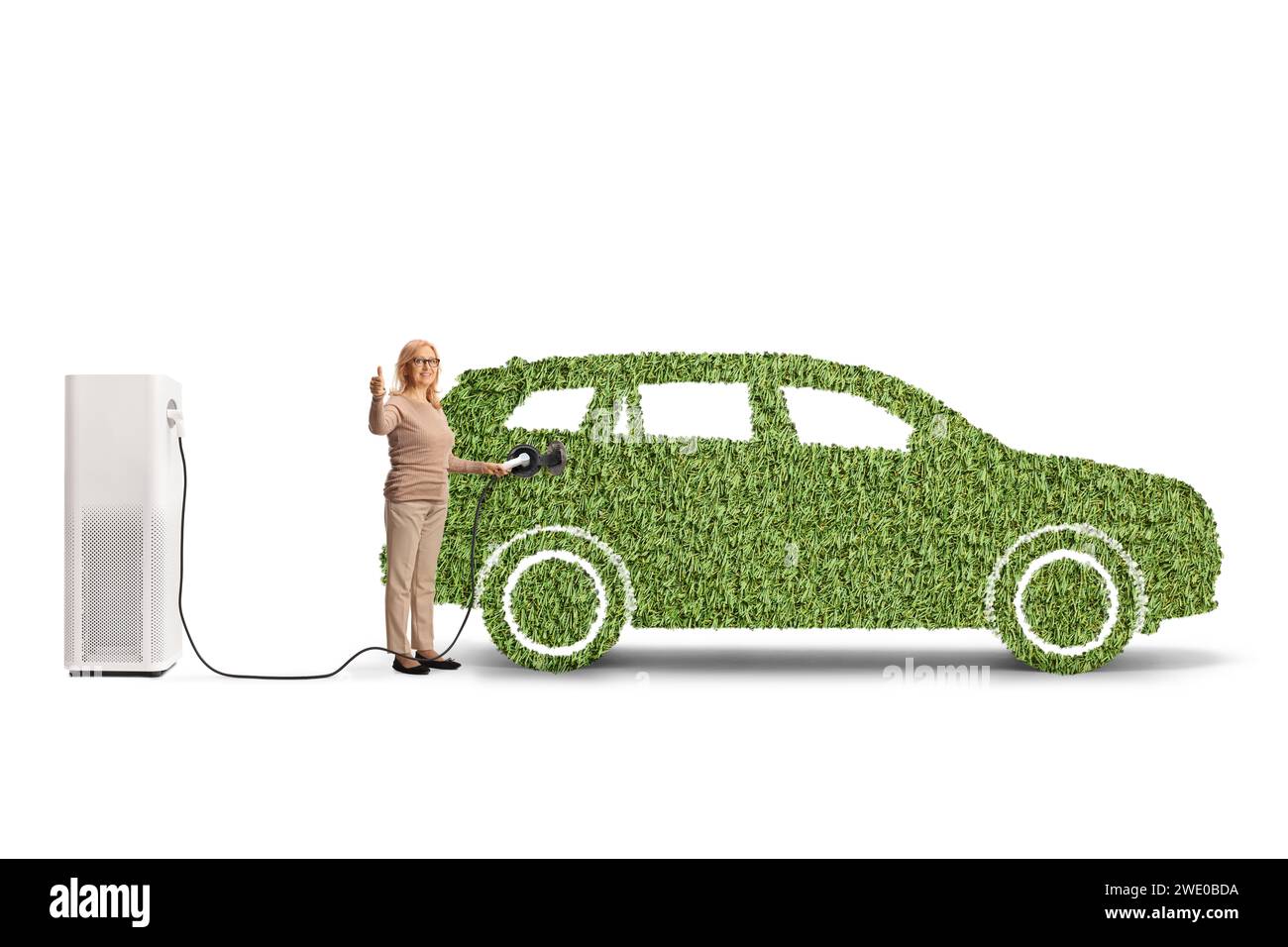 Frau, die ein grünes Elektrofahrzeug auflädt und Daumen nach oben zeigt, isoliert auf weißem Hintergrund Stockfoto