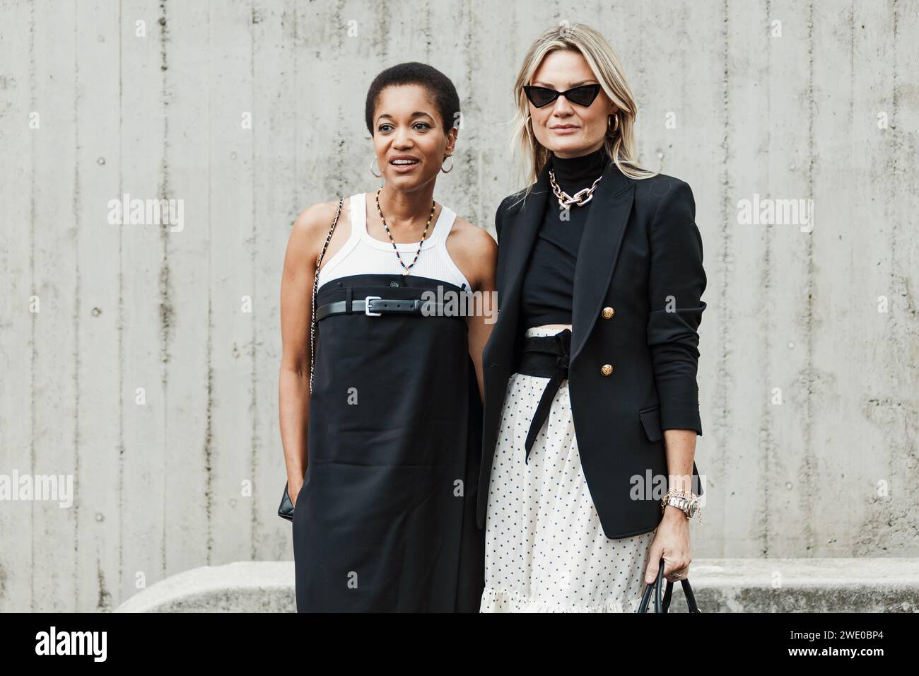 Tamu McPherson (L) trägt ein weißes Oberteil, ein langes, schwarzes trägerloses Kleid, außerhalb der Sportmax Show während der Mailand Fashion Week im Frühjahr/Sommer 2024. Stockfoto