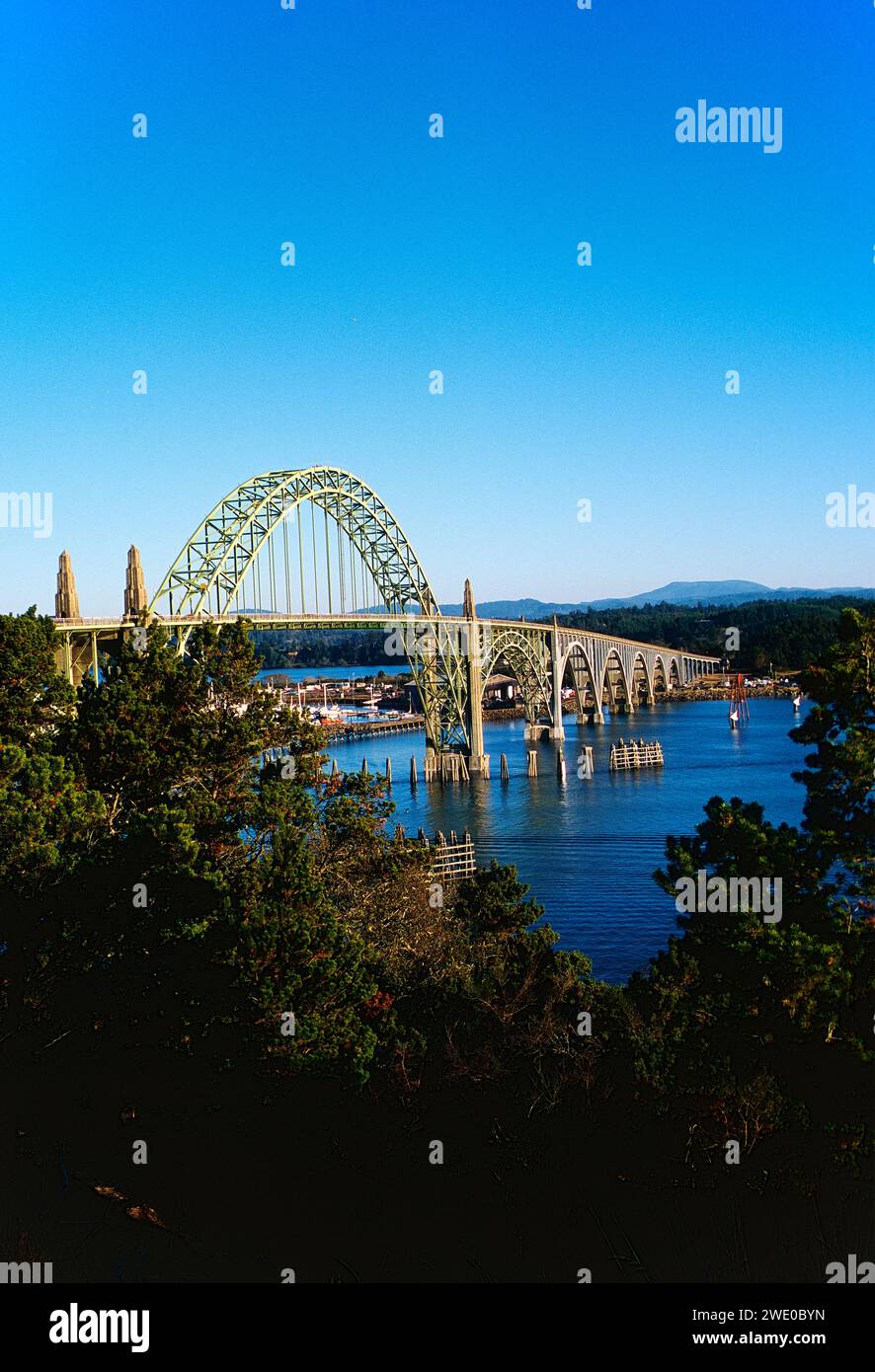 Yaquina Bay Bridge; Bogenbrücke; überspannt Yaquina Bay südlich von Newport; Oregon; USA Stockfoto