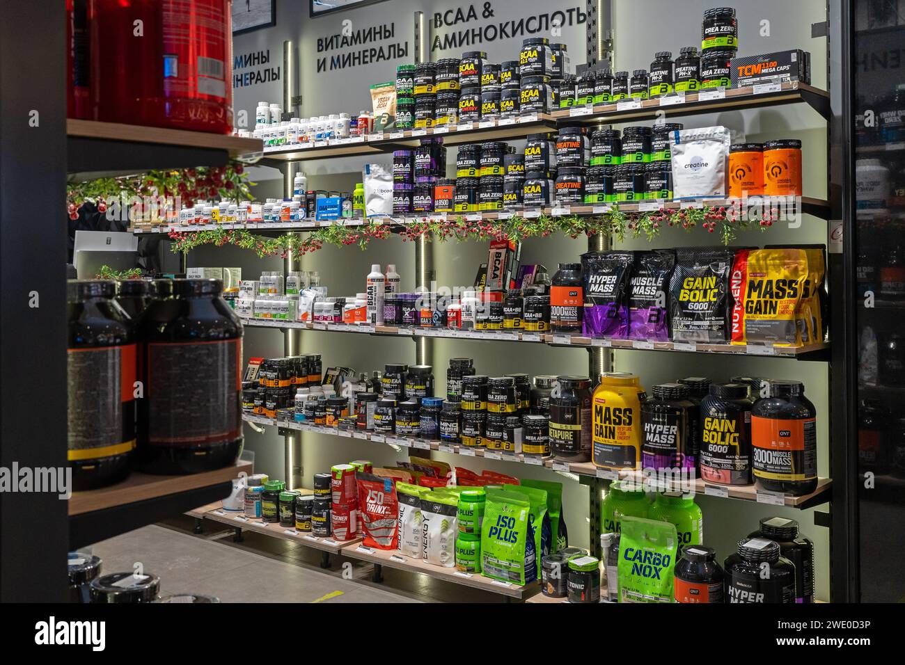 Diversität der Nahrungsergänzungsmittel im Sporternährungsgeschäft. Das Geschäft verkauft Gesundheits- und Ernährungsprodukte als Vitamine. Minsk, Weißrussland - 23. Januar 2024 Stockfoto