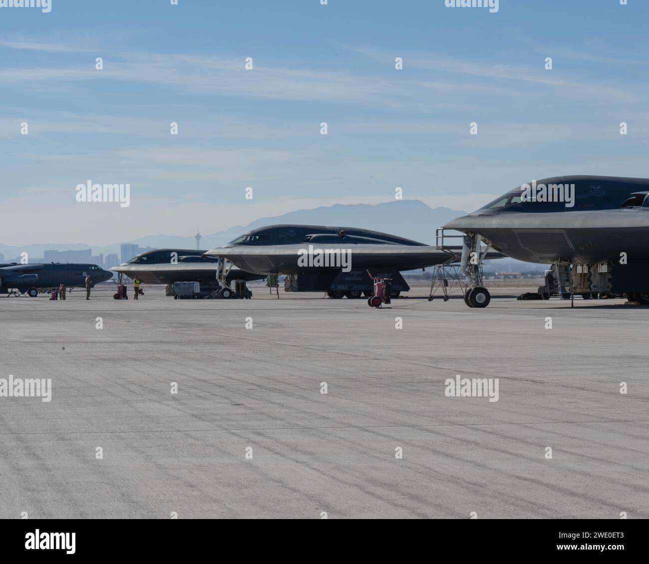B-2 Spirit Stealth Bomber sitzen auf dem Asphalt während der Übung Red Flag 24-1 auf der Nellis Air Force Base, Nevada, 16. Januar 2024. Foto von Bryson Britt Stockfoto