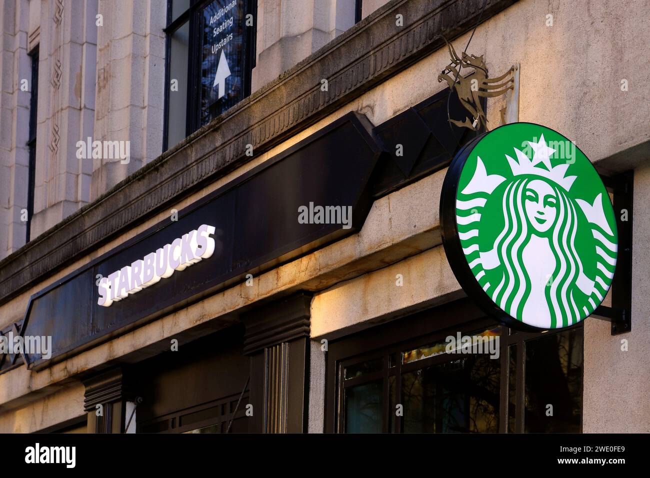 Starbucks Coffee Shop Fassade, Logo und Rondelschild, Queen Street, Stadtzentrum von Cardiff. Vom Januar 2024 Stockfoto