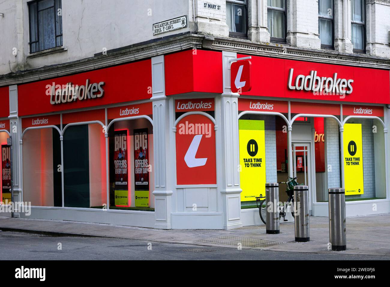 Ladbrokes Geschäft an der St Mary Street, Cardiff Stadtzentrum. Vom Januar 2024. Stockfoto