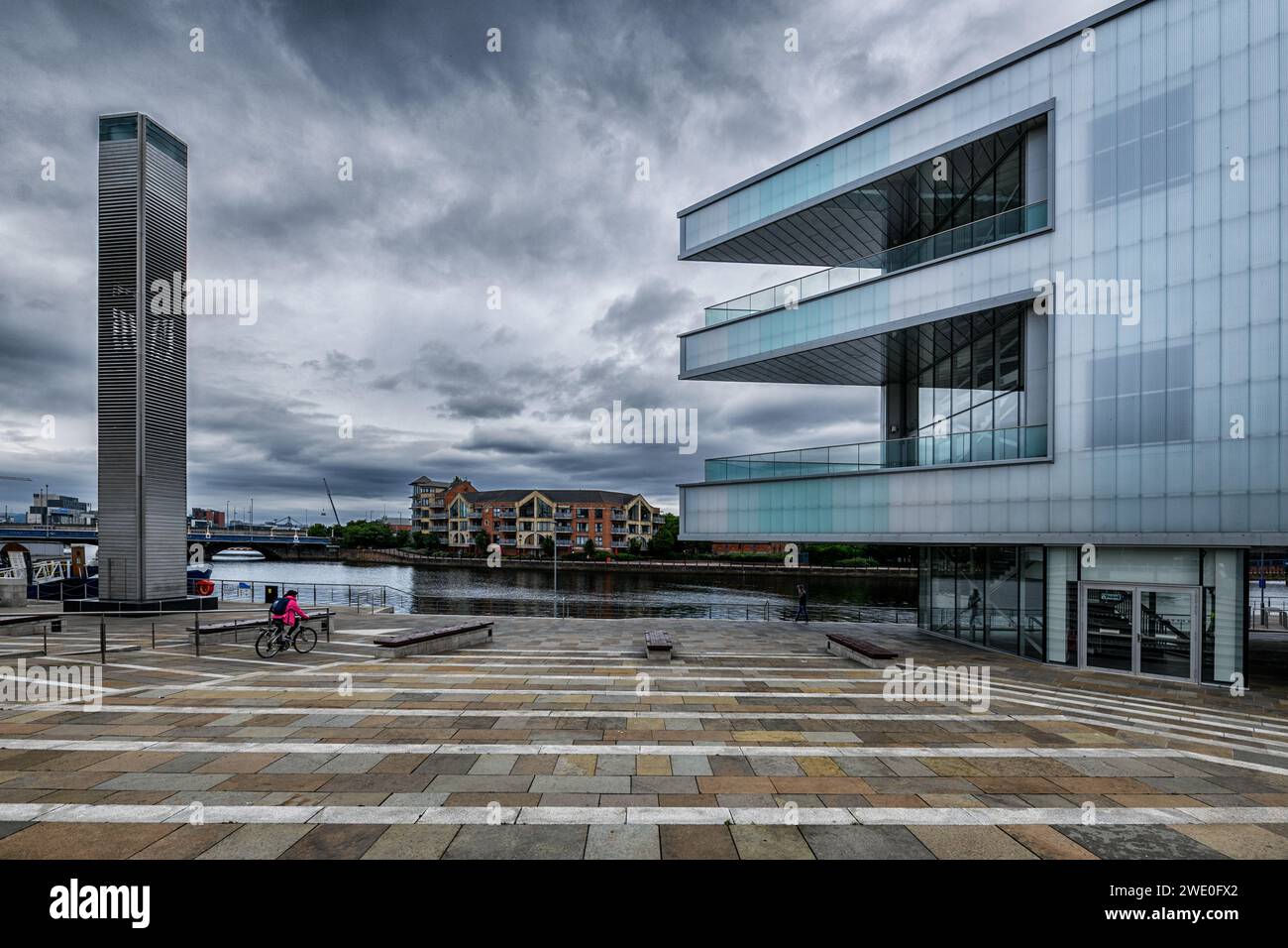 Finanz- und Einkaufsviertel am Fluss Lagan an an einem regnerischen Tag in Belfast, Nordirland. Stockfoto