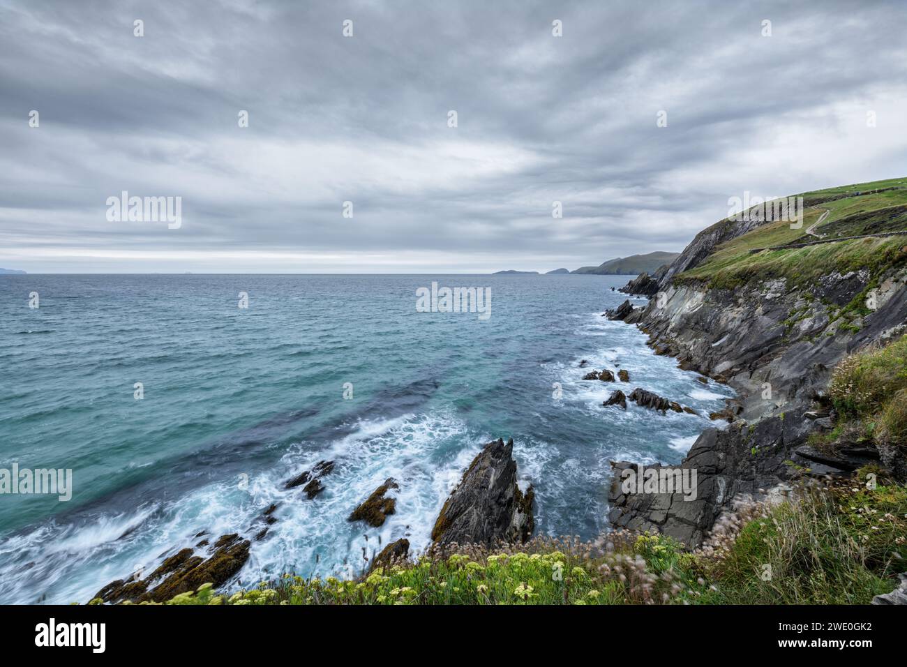 Spektakuläre Meereslandschaft an der Atlantikküste des Dingle Ring an einem windigen Tag mit bewölktem Himmel, Kerry, Irland. Stockfoto
