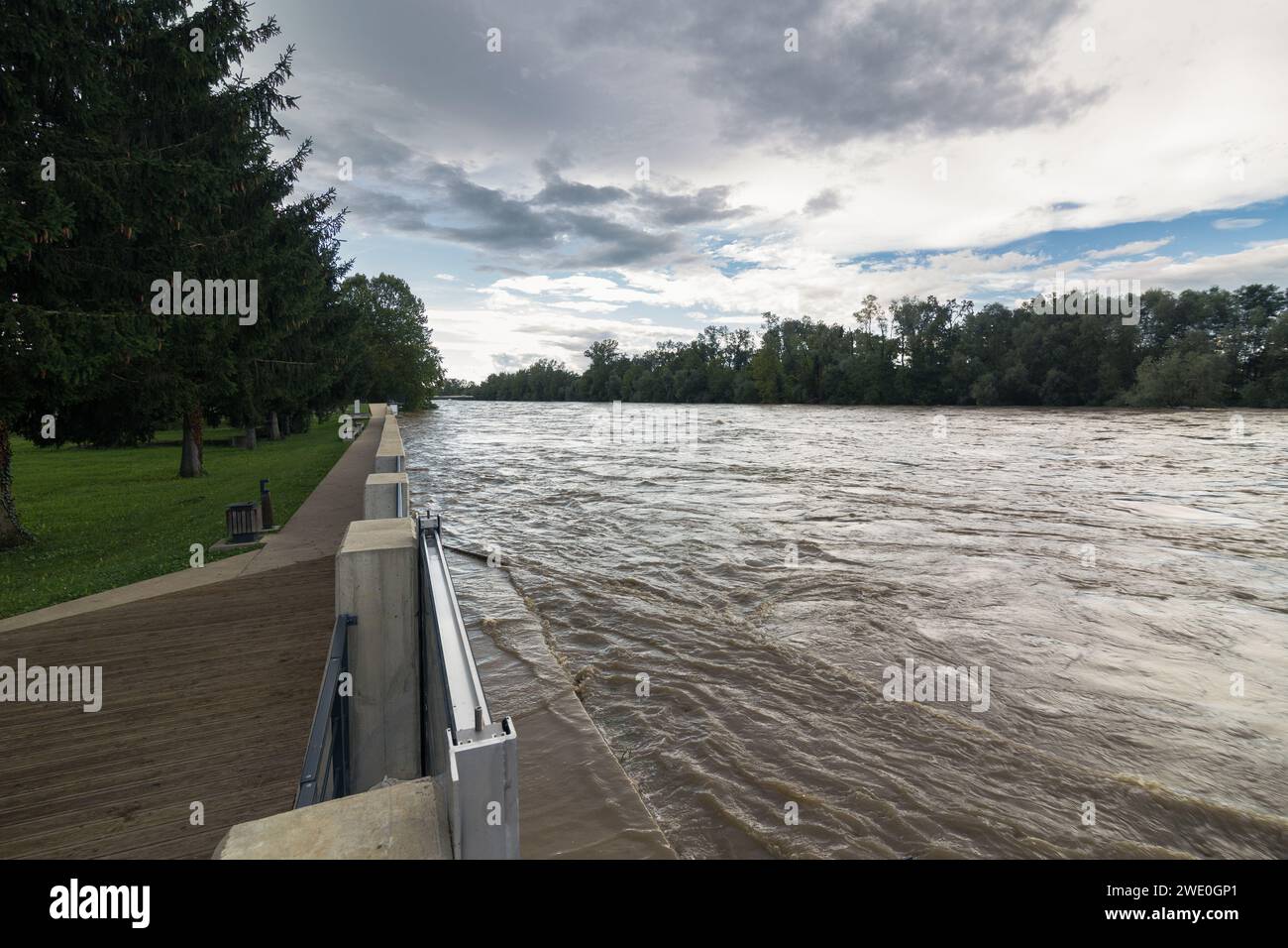 Der Fluss Mura in Slowenien nach einem Regenfall. Der Fluss ist überschwemmt. Stockfoto