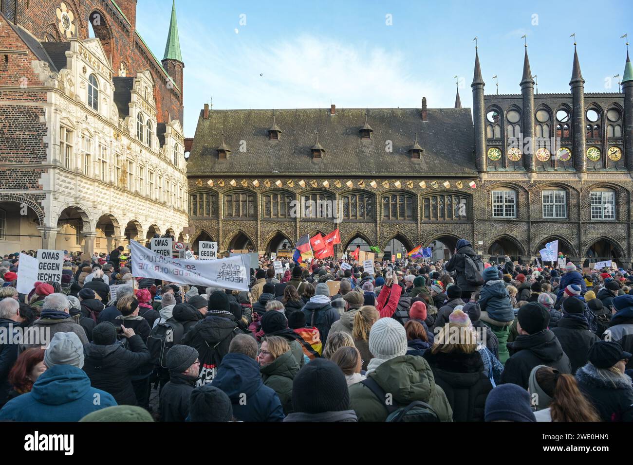 Lübeck, 22. Januar 2024: Große Menschenmenge bei der Demonstration auf dem Markt im Lübecker Rathaus, Protest gegen Rassismus und die Stockfoto