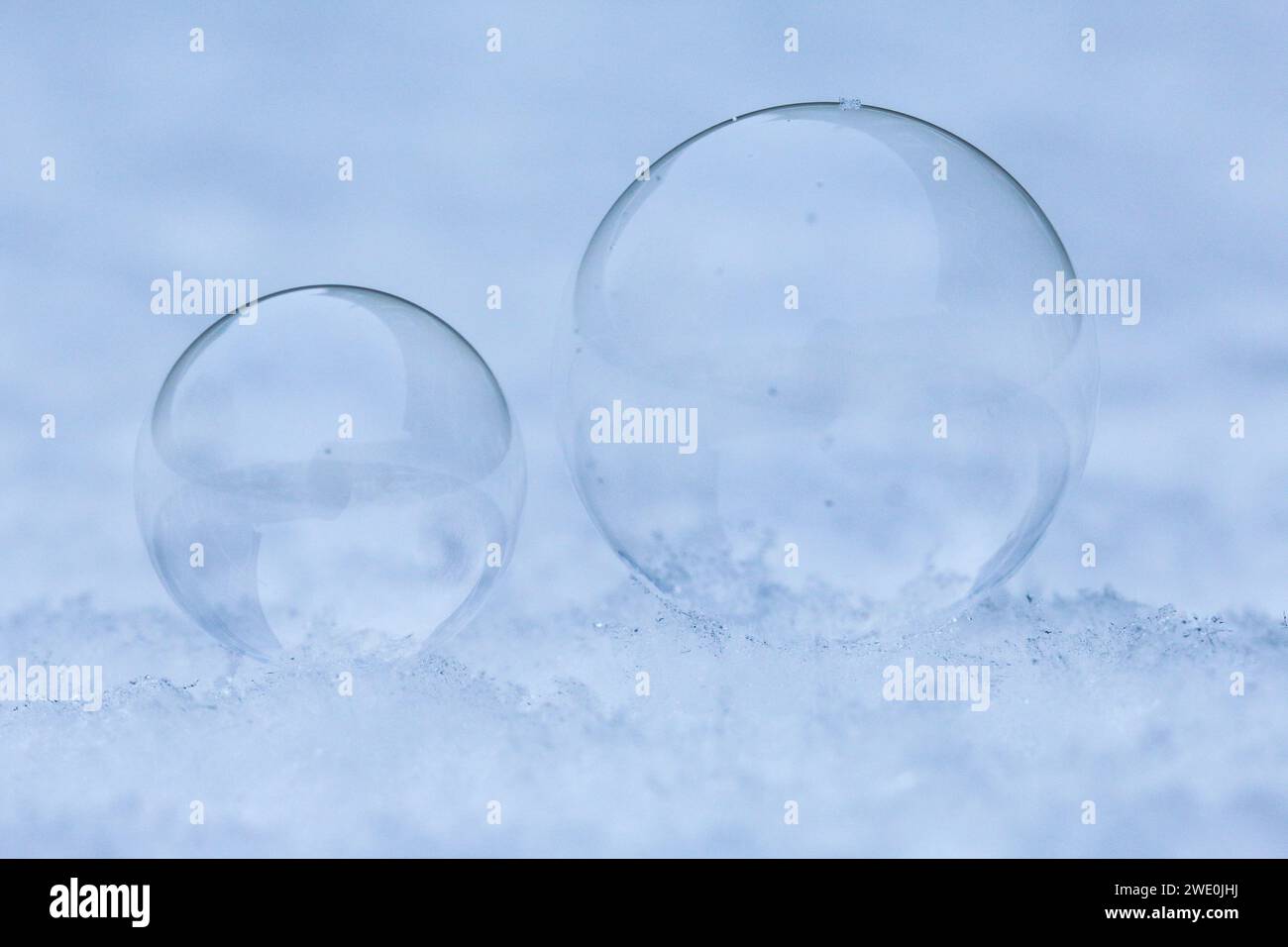 Die Blasen im Schnee entwickeln die kleinste Kristallisation, wenn sie zu frieren beginnen Stockfoto