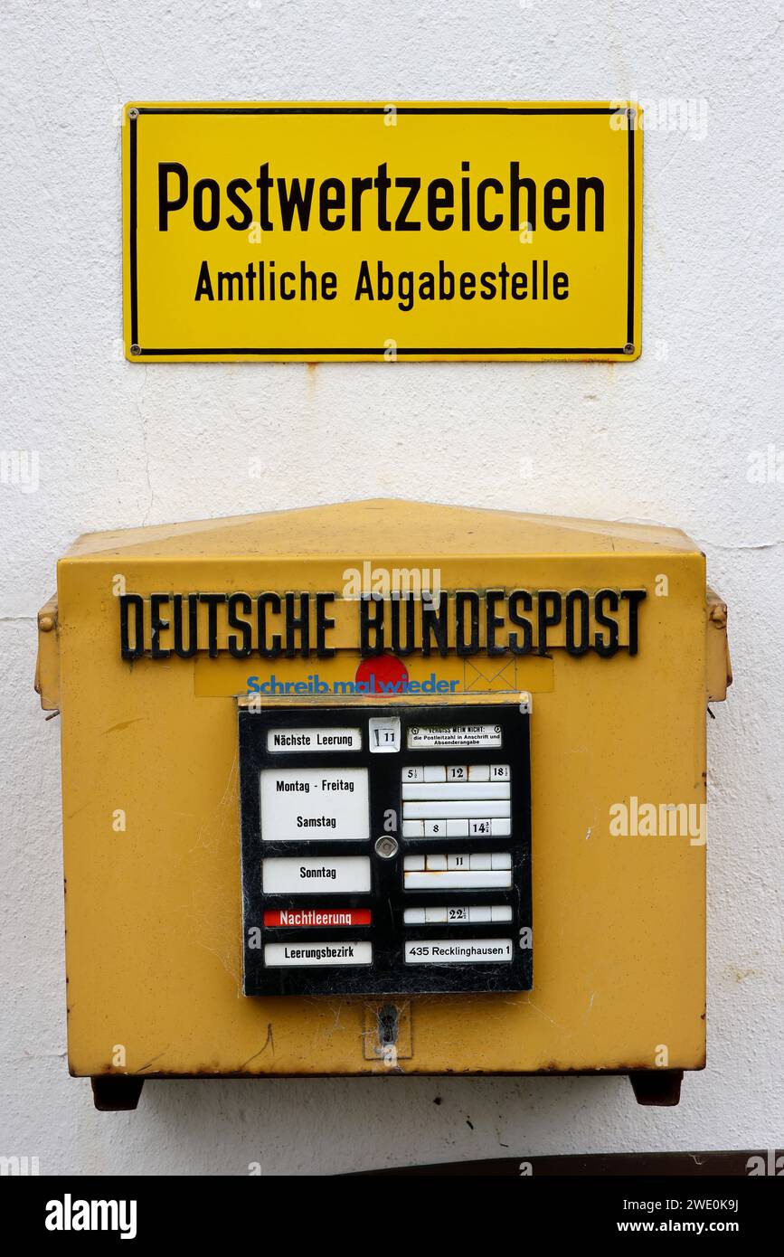 14.11.2023 OER-Erkenschwick Alter Briefkasten der Deutschen Bundespost um 1960 *** 14 11 2023 OER Erkenschwick alter Briefkasten der Deutschen Bundespost um 1960 Stockfoto
