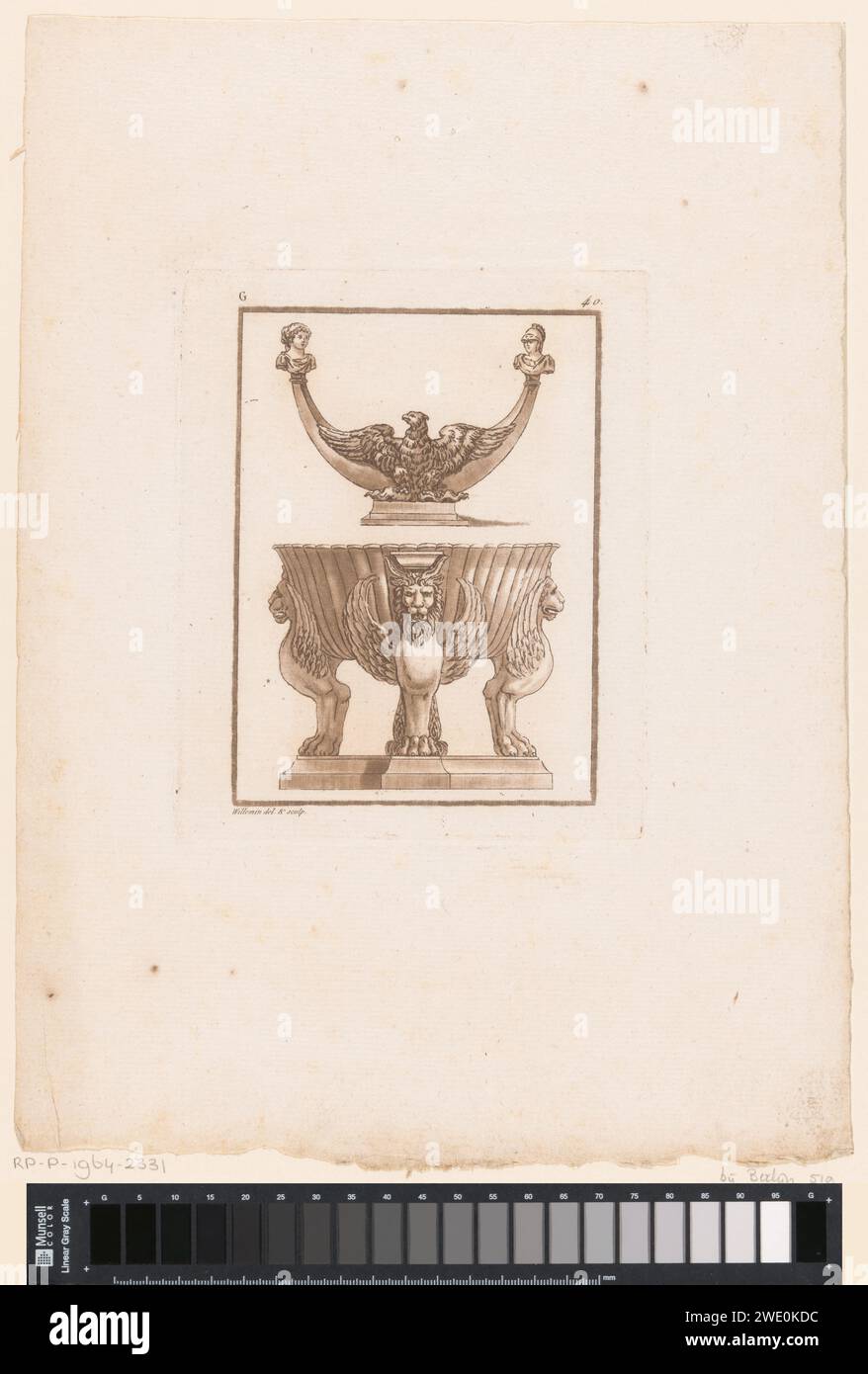 Dreifache und halbmondförmige Form mit Adler, Nicolas Xavier Willemin, 1775 - 1797 drucken Einen 3-Fuß-Druck mit Rippen und geflügelten Löwen. Darüber eine halbe Mondform mit zwei Büsten und einem Adler. Paris-Papier zum Ätzen des Stativs (Delphi). Mond als Himmelskörper Stockfoto