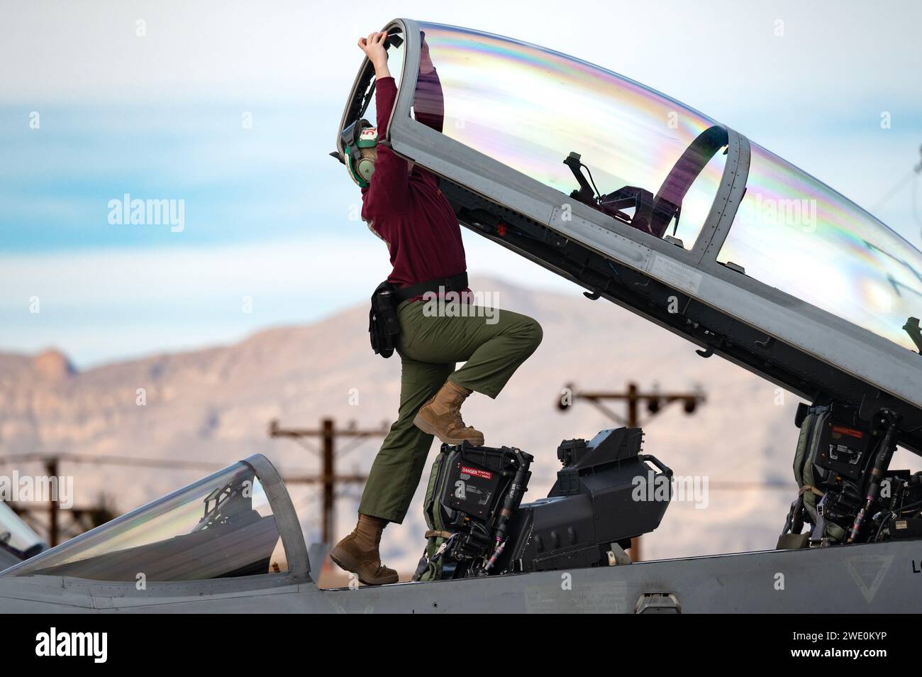 Ein Seemann der US Navy, der der Marineflugstation Whidbey Island, Washington, zugewiesen ist, bereitet einen EA-18G Growler für eine Red Flag-Nellis 24-1-Mission auf der Nellis Air Force Base, Nevada, am 17. Januar 2024 vor. Diese rote Flagge bietet komplexe realistische Szenarien, die sich auf die Kriegskämpfe im indopazifischen Theater konzentrieren. (Foto der U.S. Air Force von William R. Lewis) Stockfoto