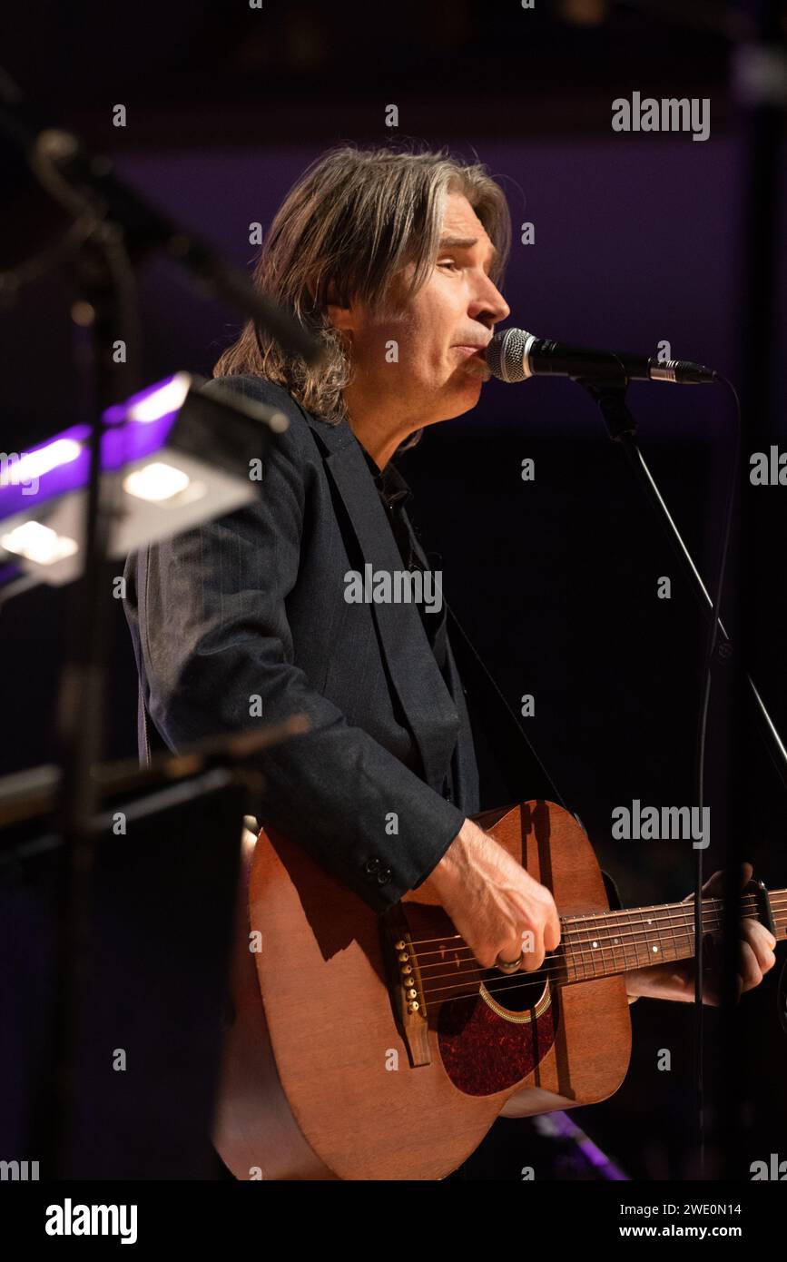 Glasgow Schottland. 21. Januar 2024. Justin Currie von der schottischen Band Del Amitri trat in der Glasgow Konzerthalle im Roaming Roots Revue, Celtic Connections 2024 auf. Foto Pauline Keightley/ Alamy Credit: Pauline Keightley/Alamy Live News Stockfoto