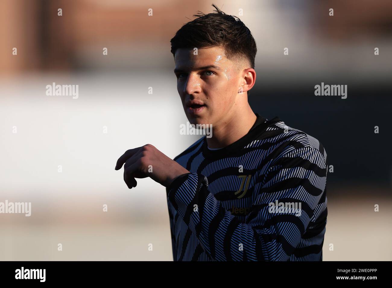 Vinovo, Italien. Januar 2024. Tarik Muharemovic von Juventus reagiert während des Aufwärmens vor dem Spiel der Serie C im Juventus Center in Vinovo. Der Bildnachweis sollte lauten: Jonathan Moscrop/Sportimage Credit: Sportimage Ltd/Alamy Live News Stockfoto