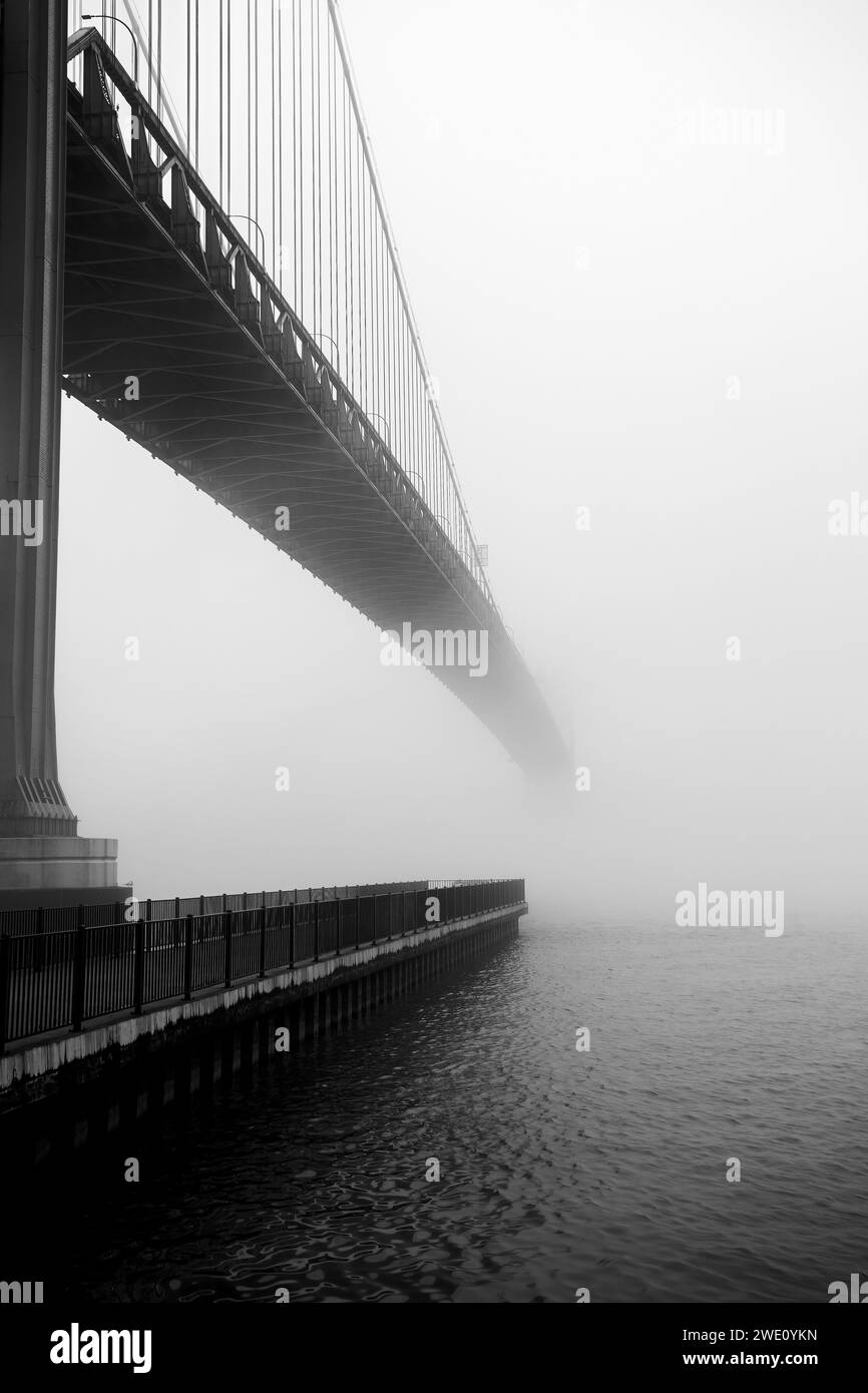 Windsor Detroit International überquert die Botschafterbrücke im Nebel Stockfoto
