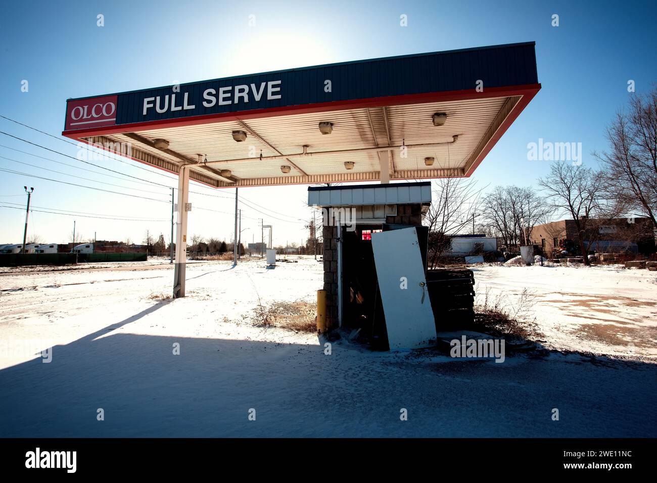 Windsor, Ontario OLCO verlassene Tankstelle mit hinterleuchteter Sonne und blauem Himmel Stockfoto
