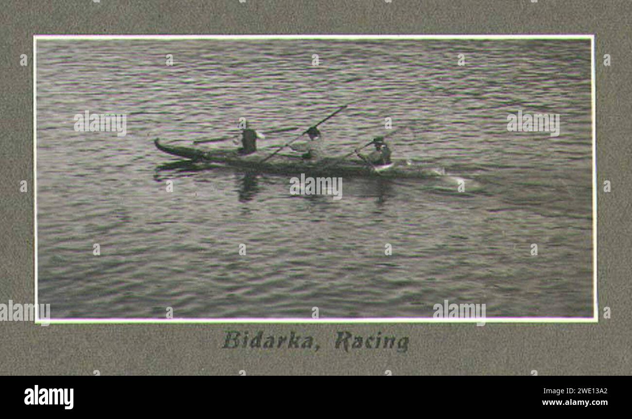 Aleuts fahren in einem bidarka-Kanu während der Feierlichkeiten am 4. Juli 1899 auf Kodiak Island, Alaska (HARRIMAN 150). Stockfoto
