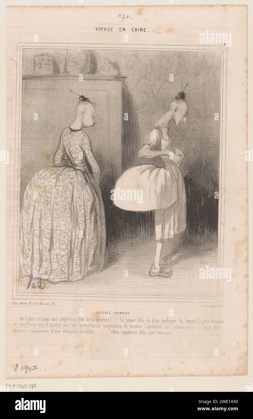 Zwei Chinesinnen in französischen Kleidern, Honoré Daumier, 1844 Druck rechts eine Chinesin passt zu einem französischen Tournure; Ein unterer Rock, der hinten viel Volumen gibt. Die Frauen murren, dass die Formen der französischen Mode nicht bescheiden seien. Pariser Papierkarikaturen (menschliche Typen). Chinesisch (+ karikiert). Sich anziehen, anziehen - AA - weibliche menschliche Figur. Unterwäsche Stockfoto