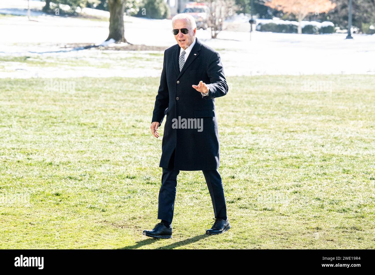 Washington, Usa. Januar 2024. Präsident Joe Biden winkt der Presse zu, als er ins Weiße Haus zurückkehrt. Quelle: SOPA Images Limited/Alamy Live News Stockfoto