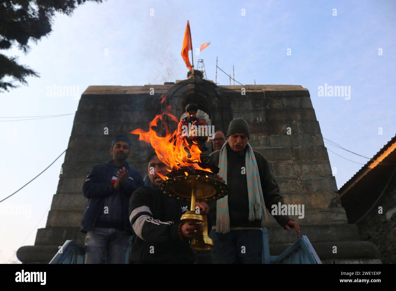 Srinagar Kaschmir, Indien. Januar 2024. Hindugeweihte beten im Shankaracharya Tempel während der Einweihung des neu erbauten Lord RAM Tempels in Ayodhya in Srinagar. Der Ayodhya RAM Tempel wird mit Tausenden von Würdenträgern eingeweiht. Der indische Premierminister Narendra Modi führt zusammen mit einem Team von Priestern die wichtigsten Rituale des „Pran pratishtha“ durch. In der Tempelstadt wurde die Sicherheit verstärkt, und das Personal der Rapid Action Force wurde an strategischen Orten eingesetzt. Am 22. Januar 2024 In Srinagar Kaschmir, Indien. (Kreditbild: © Firdous Nazir/Okularis via ZUMA Press Wire) E Stockfoto