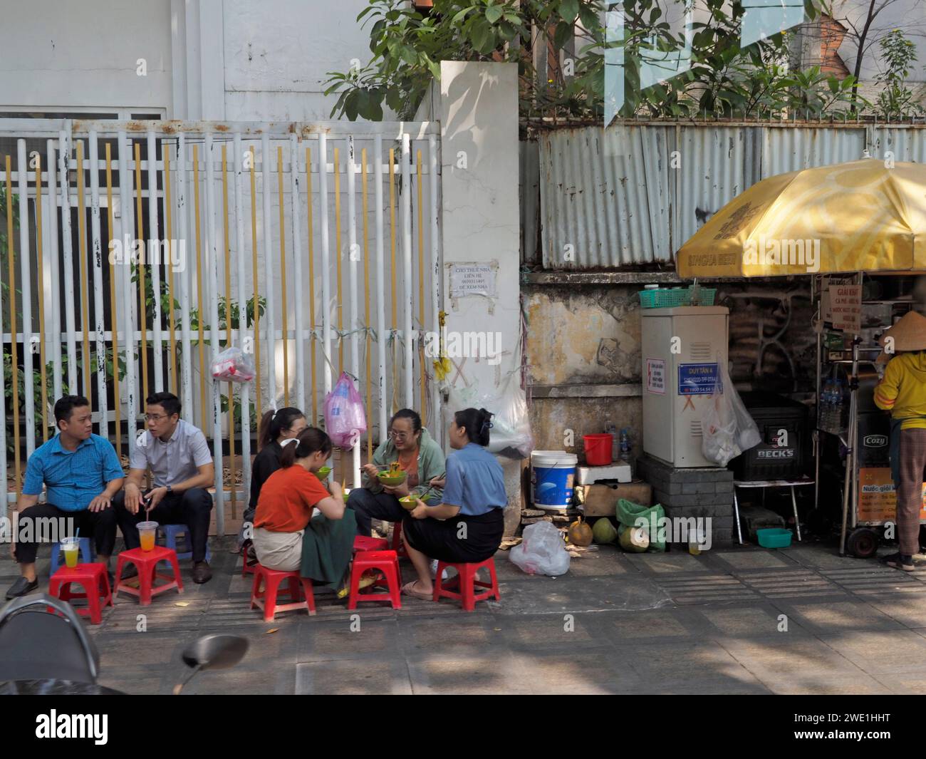 Essen auf dem Bürgersteig in Ho Chi Minh, Vietnam Stockfoto