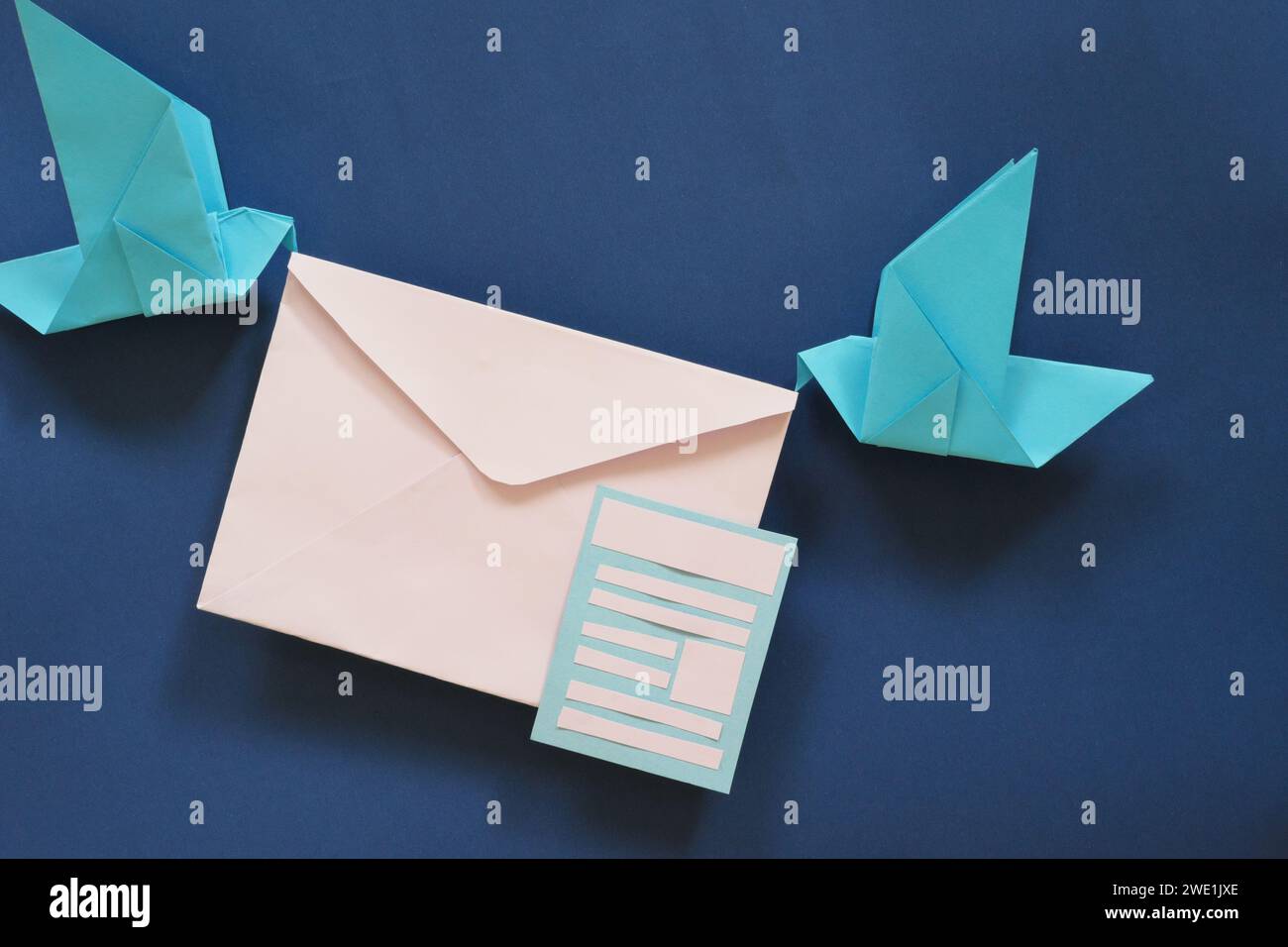 Zwei Vögel Papier Origami mit Briefumschlag. E-Mail oder E-Mail empfangen, z. B. Newsletter-Konzept. Stockfoto