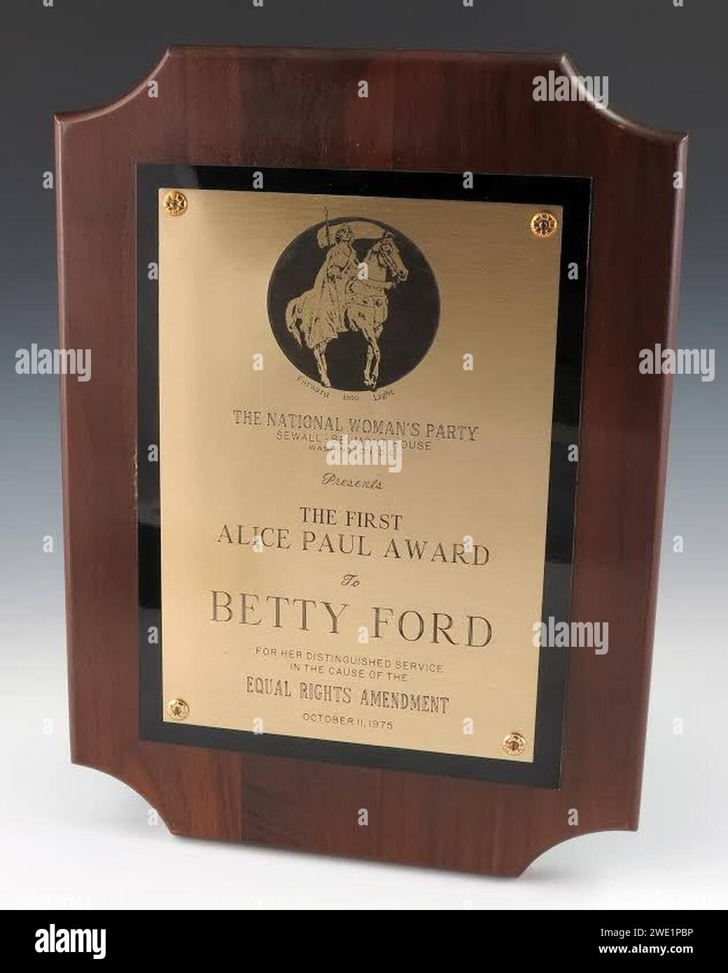 Plakette mit dem Alice Paul Award an Betty Ford. Stockfoto