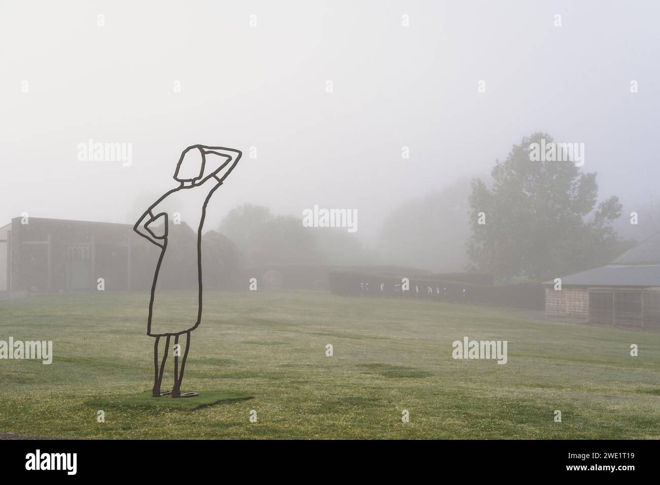 Foggy Morning in Yarra Glen, mit „The Drover“ von Annabel Nowlan, Finalistin der Yarra Valley Arts | Yering Station Sculpture Awards 2023 Stockfoto